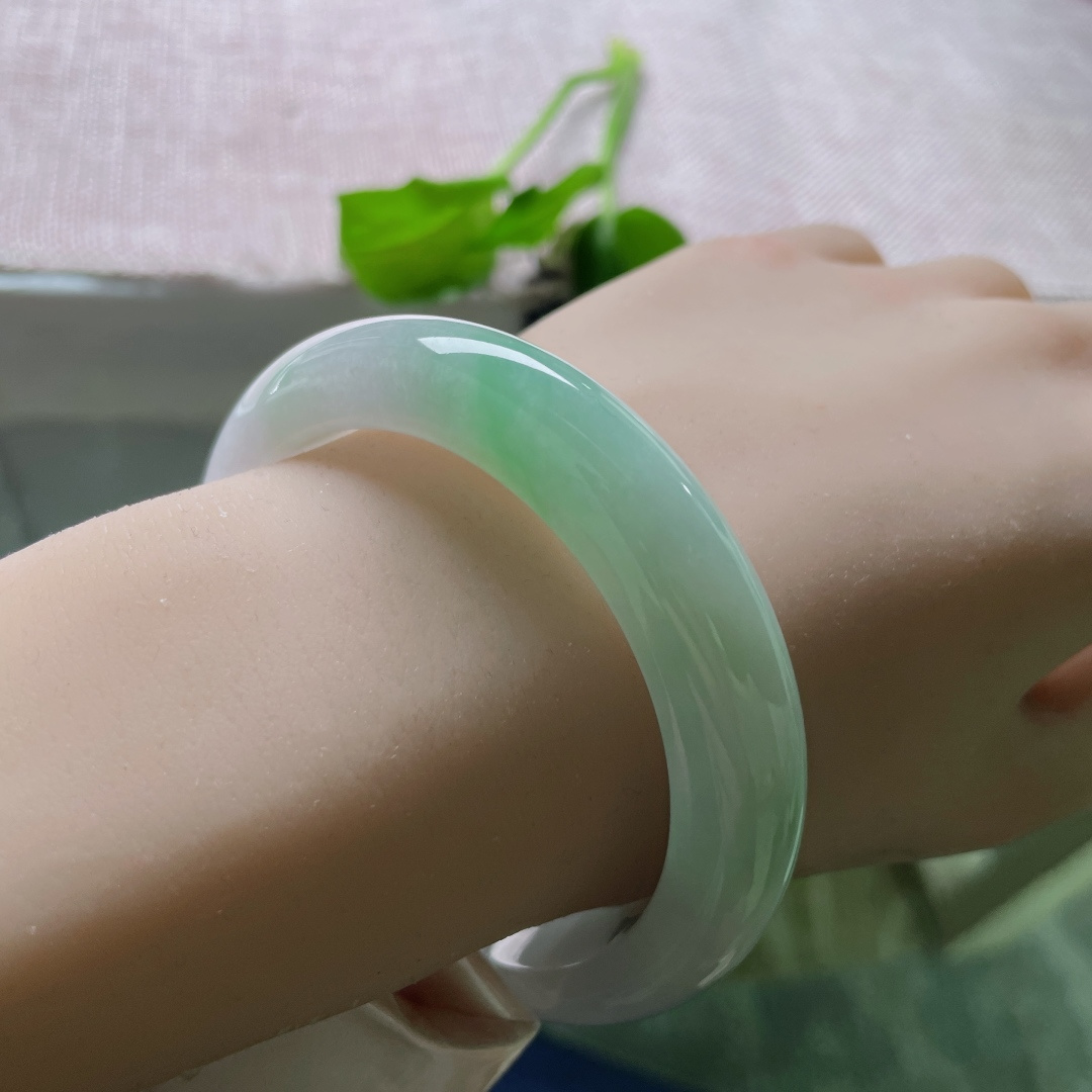 56.1/12.3/8.6，春带彩正圈，水润，肉质细腻干净，种老，雍容华贵，一点皮纹不显，ss51428a