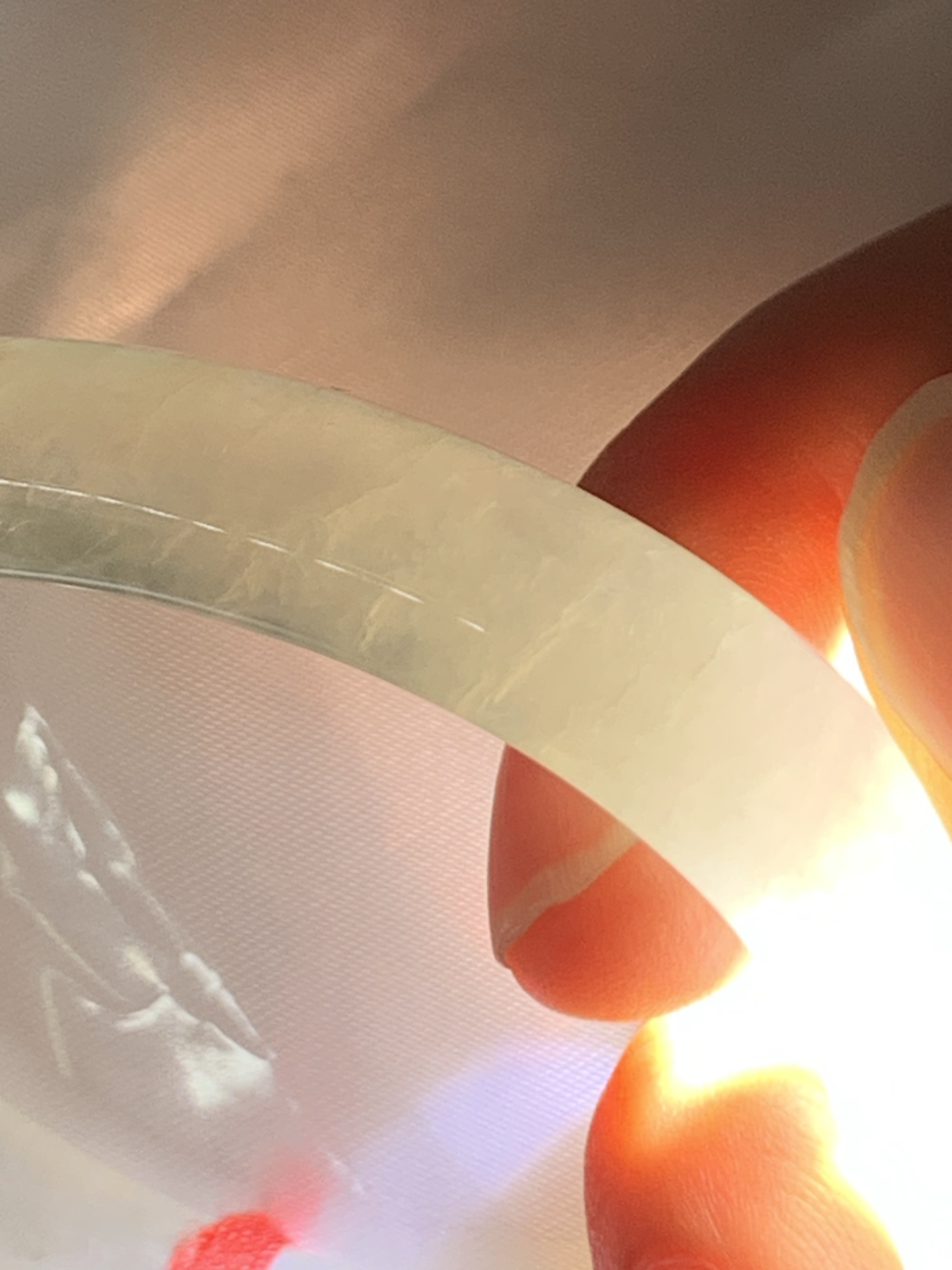 冰飘绿贵妃51.3-43-8.8-7.60422-H732打灯棉线+纹裂，不扣，底妆冰润，一丝阳绿花点缀，简约却充满灵气，清新如芽，宛若自然的画卷凝结于腕间，静中带动，韵味悠长。