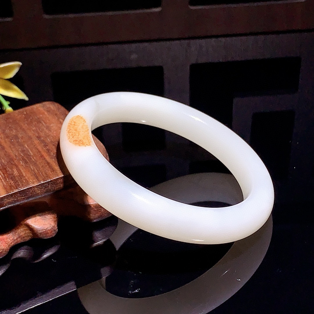 和田玉58圈羊脂白手镯！枣红皮手镯，玉质细腻油润 底色纯净 无裂无杂 脂粉好，品质高。