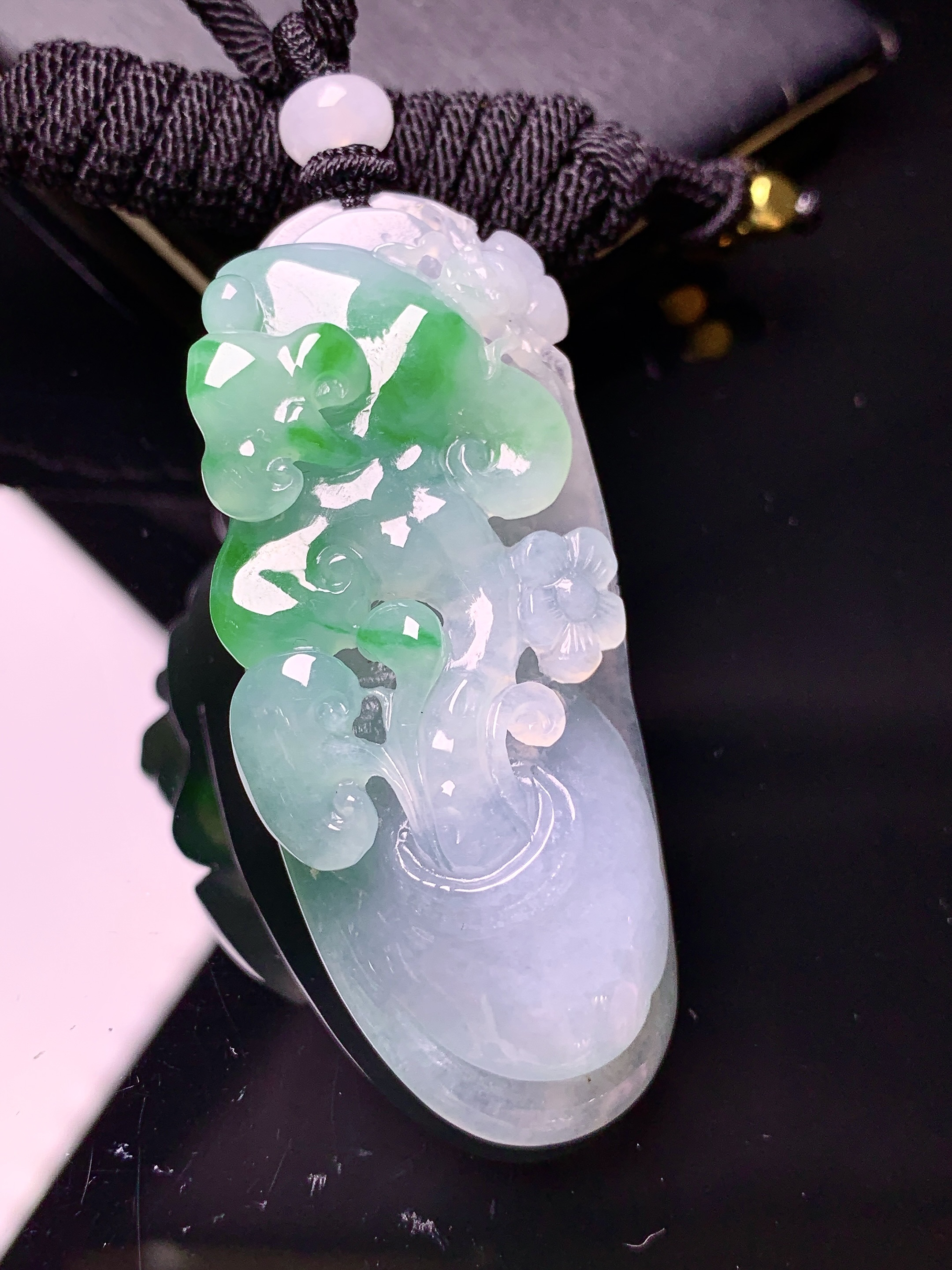 飘绿梅花吊坠 玉质细腻 色泽艳丽清新 水润亮眼 整体尺寸54.3*23.2*12.6L1