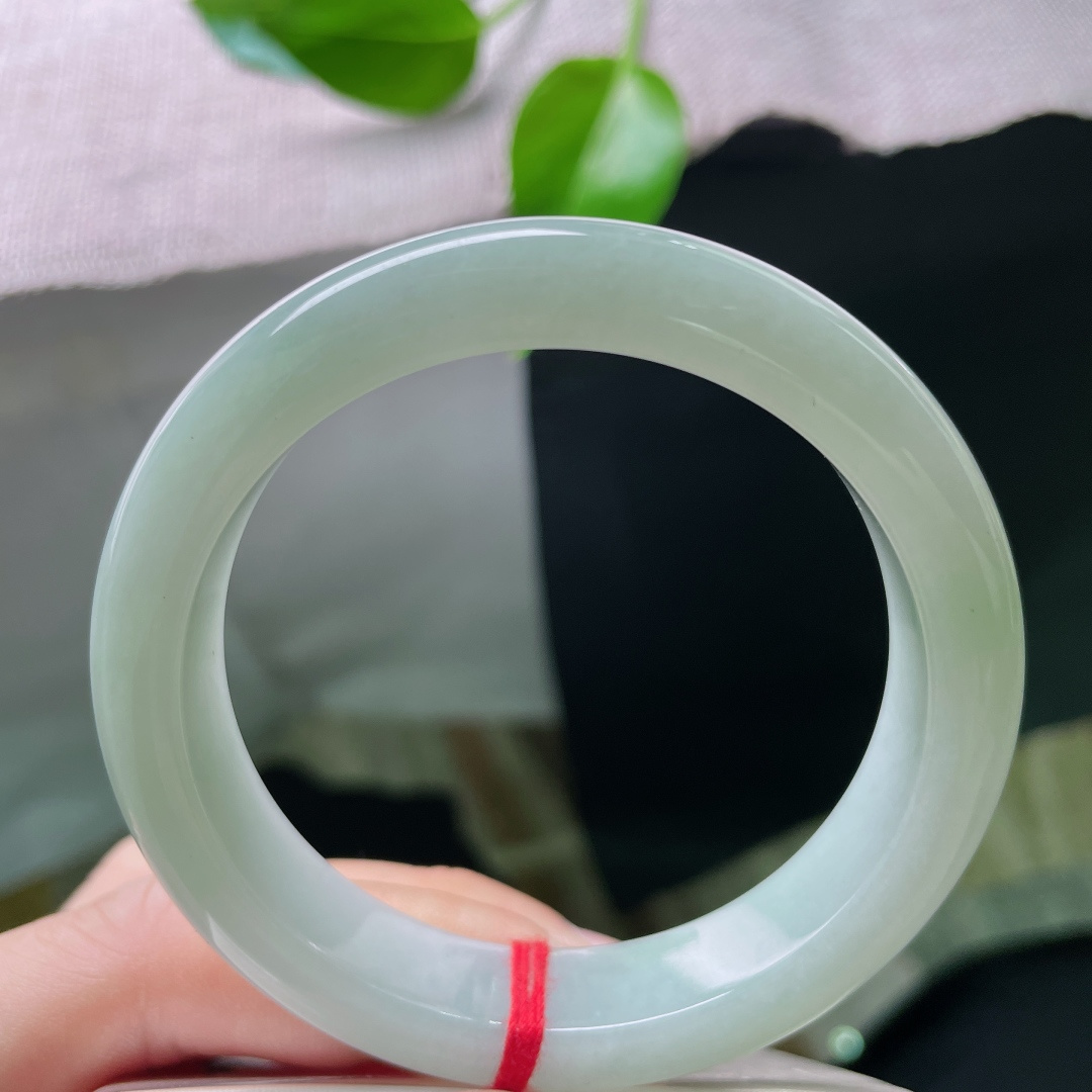 54.8/12.2/8.2，淡绿底正圈，清雅绝俗，质地温润细腻，素丽，一点皮纹，ss47934a