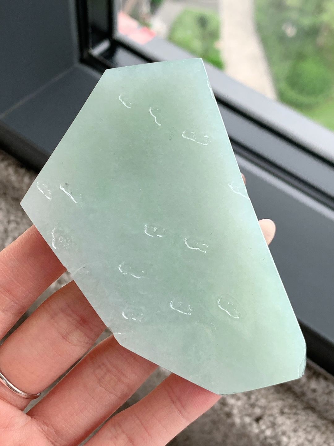 冰晴水/牌子料/片料/板料/特色料，可做牌子、人物、山水、动物、花件……等推荐参考，89.6-57.1-12.6，161.2克，材料优选，一汪清露凝冰肌，半亩晴光润玉扉，这块浅晴底冰润翡翠料子色泽匀净清浅，如同春日湖光般温润透亮，玉质细腻紧实，水头饱满莹润，胶感柔和温婉，稍加匠心巧琢，便可设计打磨为平安无事牌、简约素牌、清雅山水、自在禅心等各类雅致挂件，素净底色自带安宁沉静的气韵，寓意心境澄澈通透、一世平安顺遂、清雅无忧，上手佩戴温润低调、百搭耐看，亦护佑福运常伴、前路明朗、万事安稳称心。