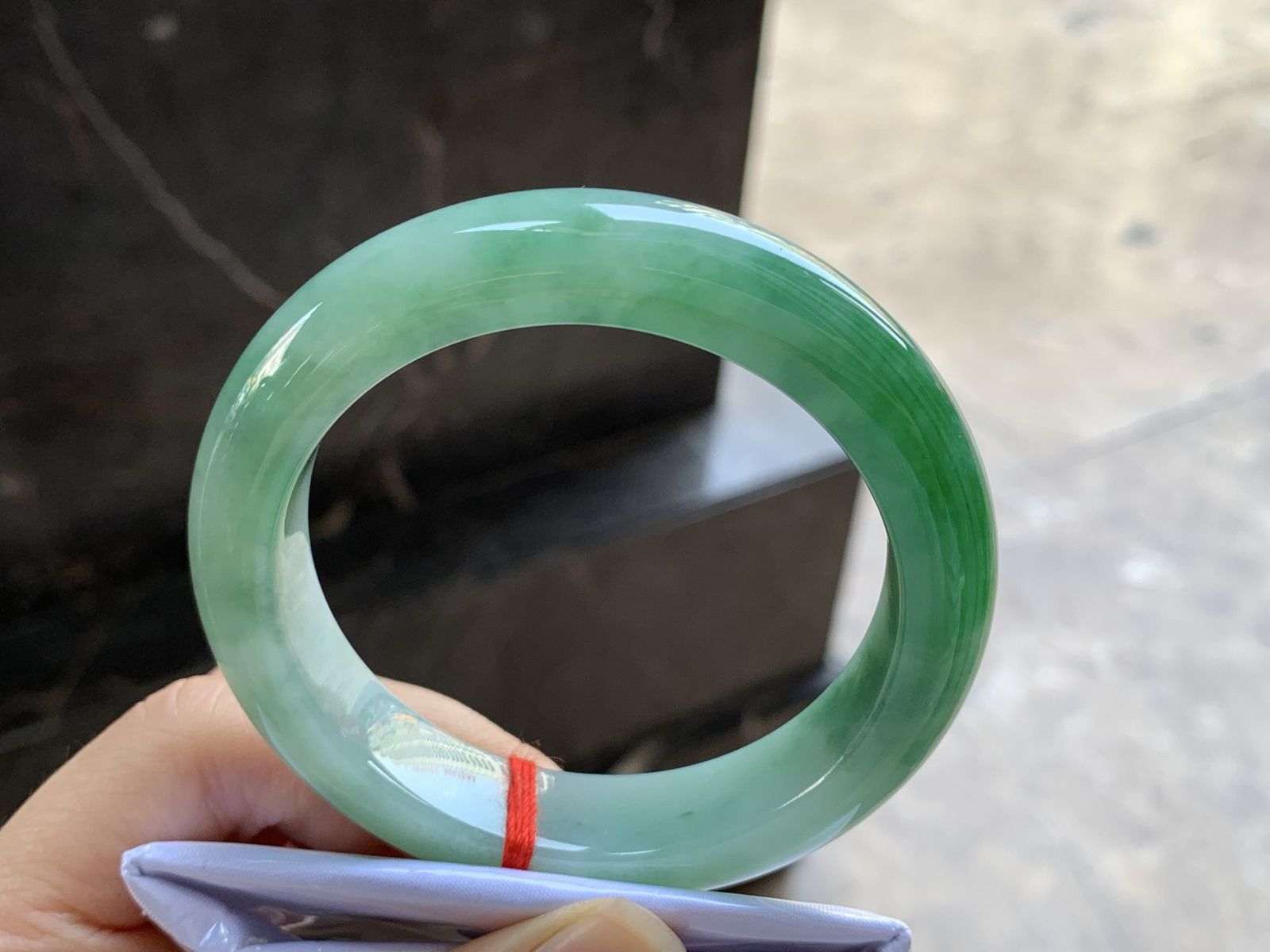 55-12.9-9.5

浓绿色手镯^_^颜色鲜艳 玉质温润