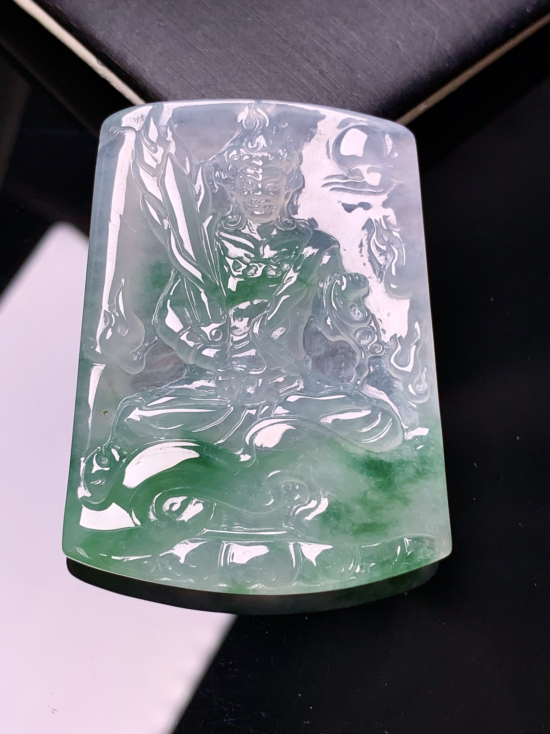 飘绿观音菩萨吊坠 玉质细腻 色泽艳丽清新 水润亮眼 整体尺寸45.6*34.6*5.3a2