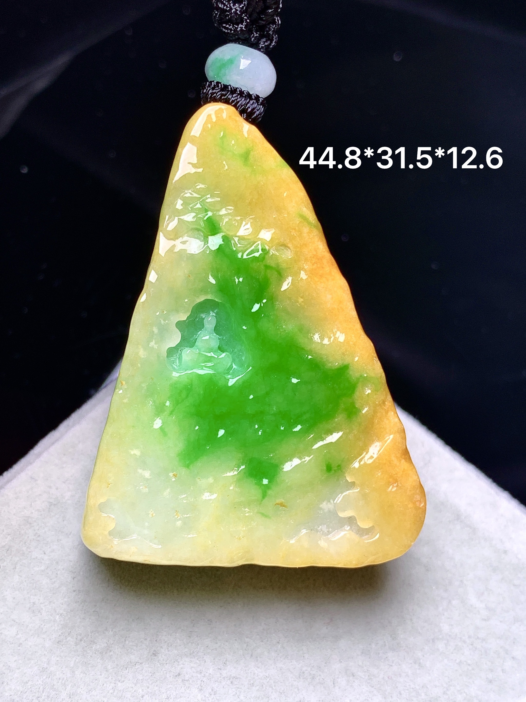 黄绿翡悟道吊坠 玉质细腻 色泽艳丽清新 水润亮眼 整体尺寸44.8*31.5*12.6w1