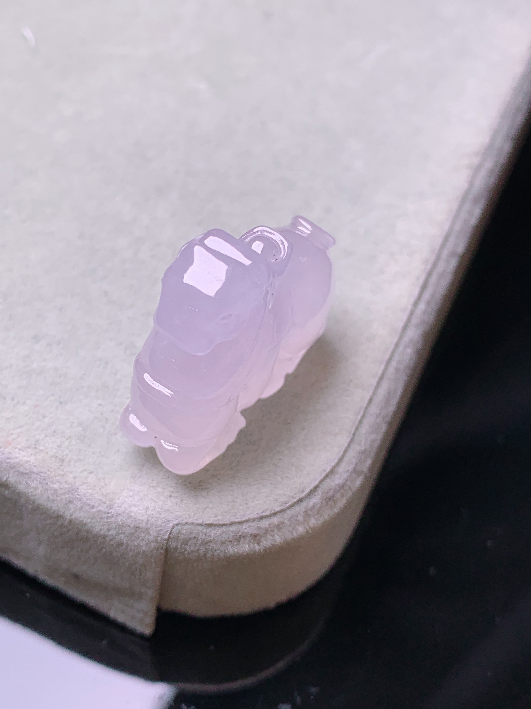 冰种唐马吊坠 玉质细腻 色泽艳丽清新 水润亮眼 整体尺寸19*21*7.7a2