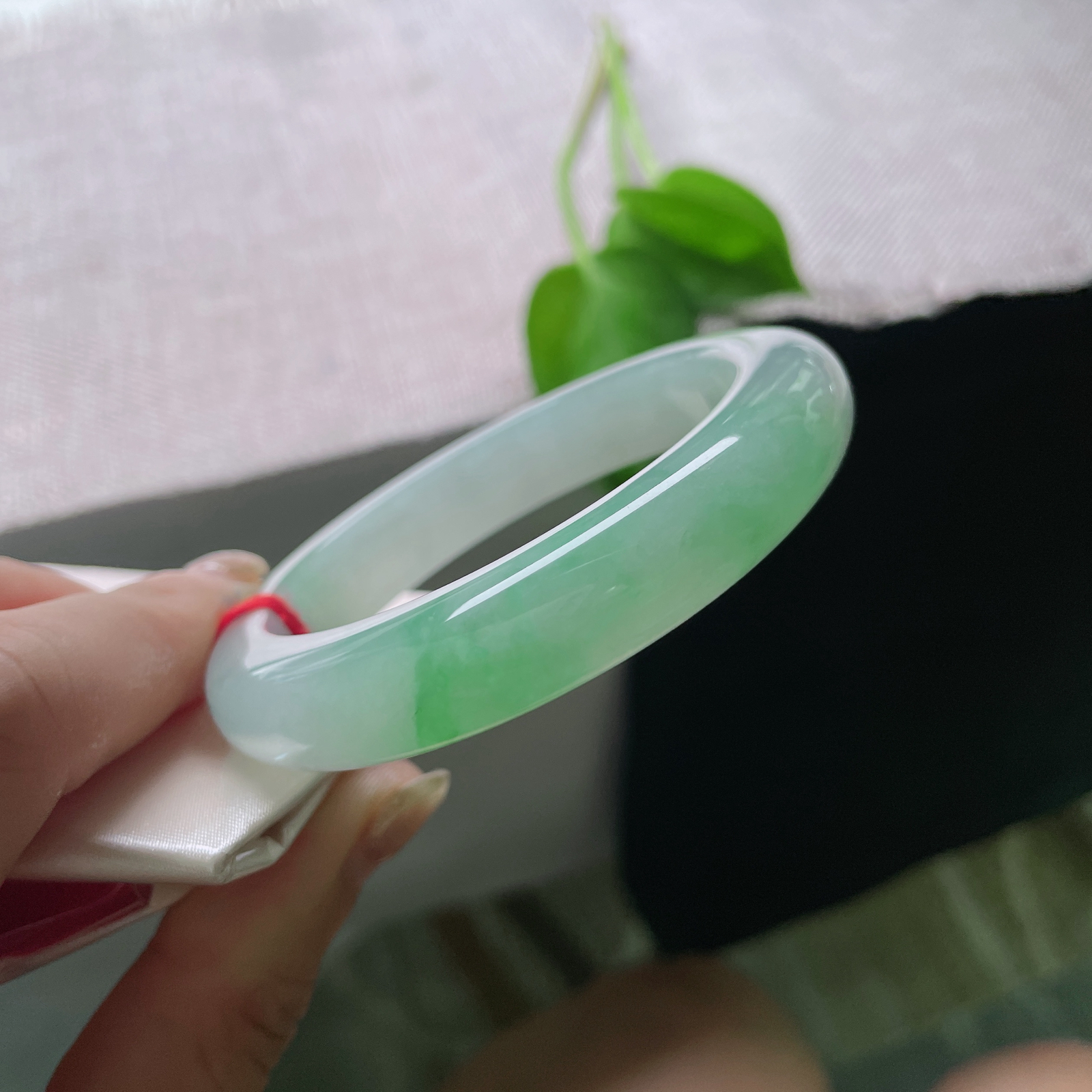 55.6/12/9.4飘绿正圈，甜绿，水润细腻，种水好，婉间生绿意，渐变如诗，ss51228a..