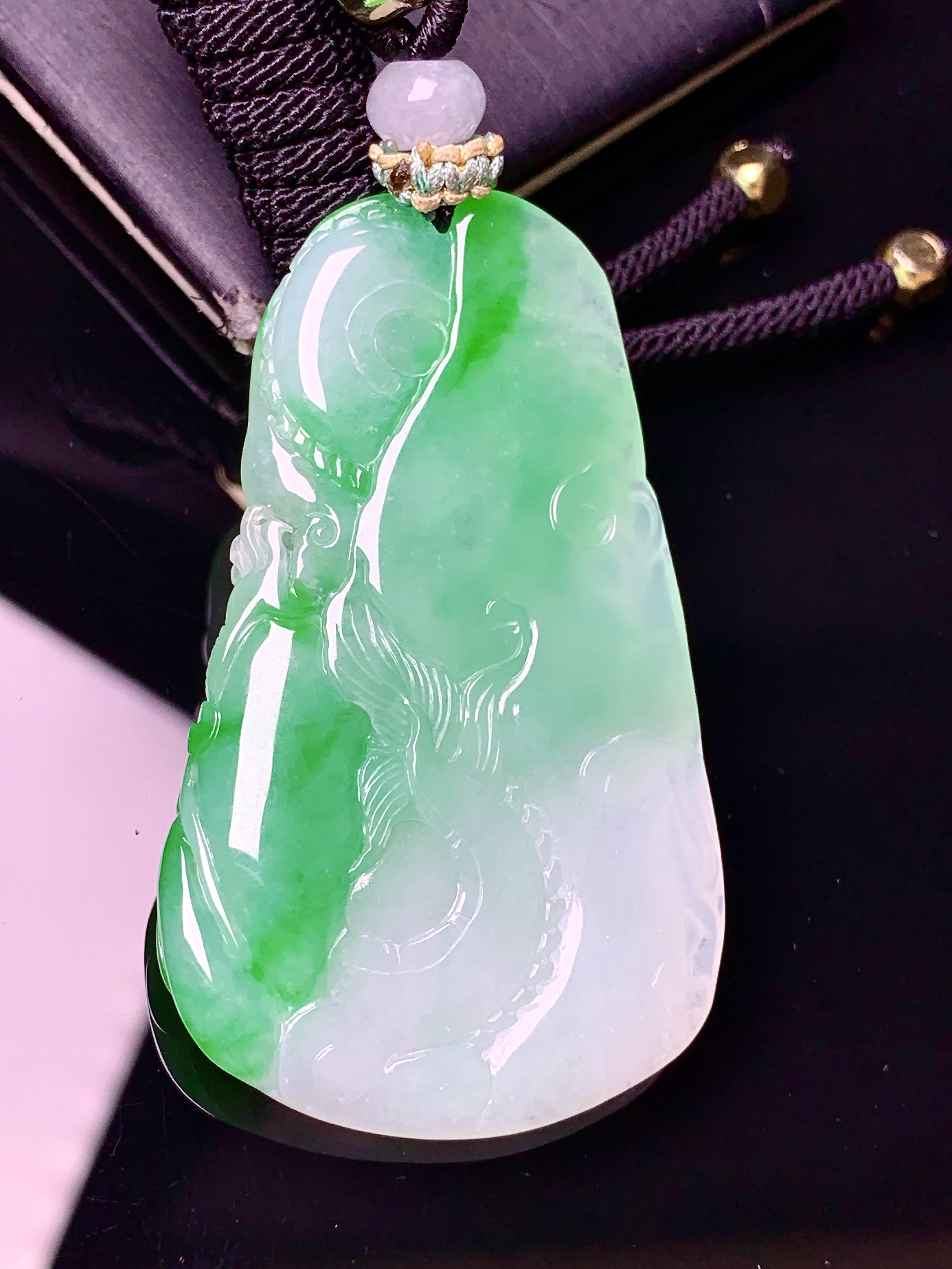 飘绿财神吊坠 玉质细腻 色泽艳丽清新 水润亮眼 整体尺寸 53*31*5.8w1