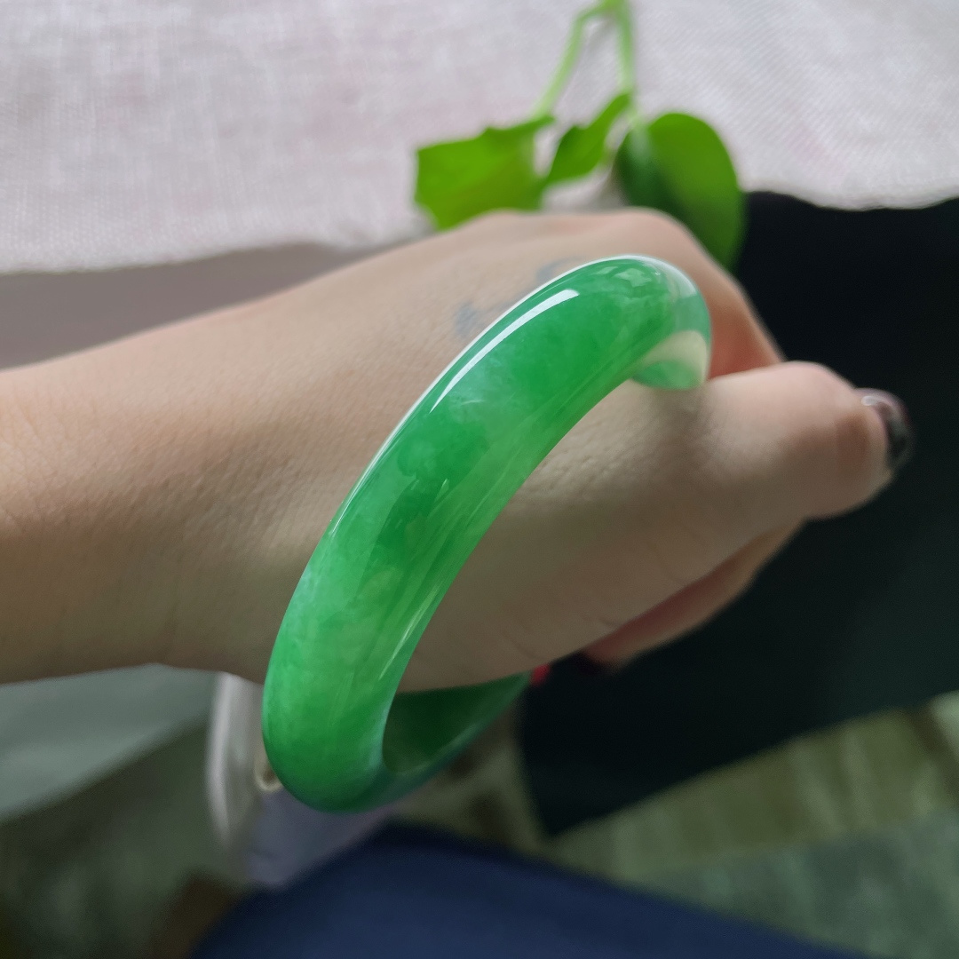 52.6/11.2/8.5，满绿正圈，青翠欲滴，是雨后初霁的远山，绿意绵延，皮纹，无裂，ss51703a