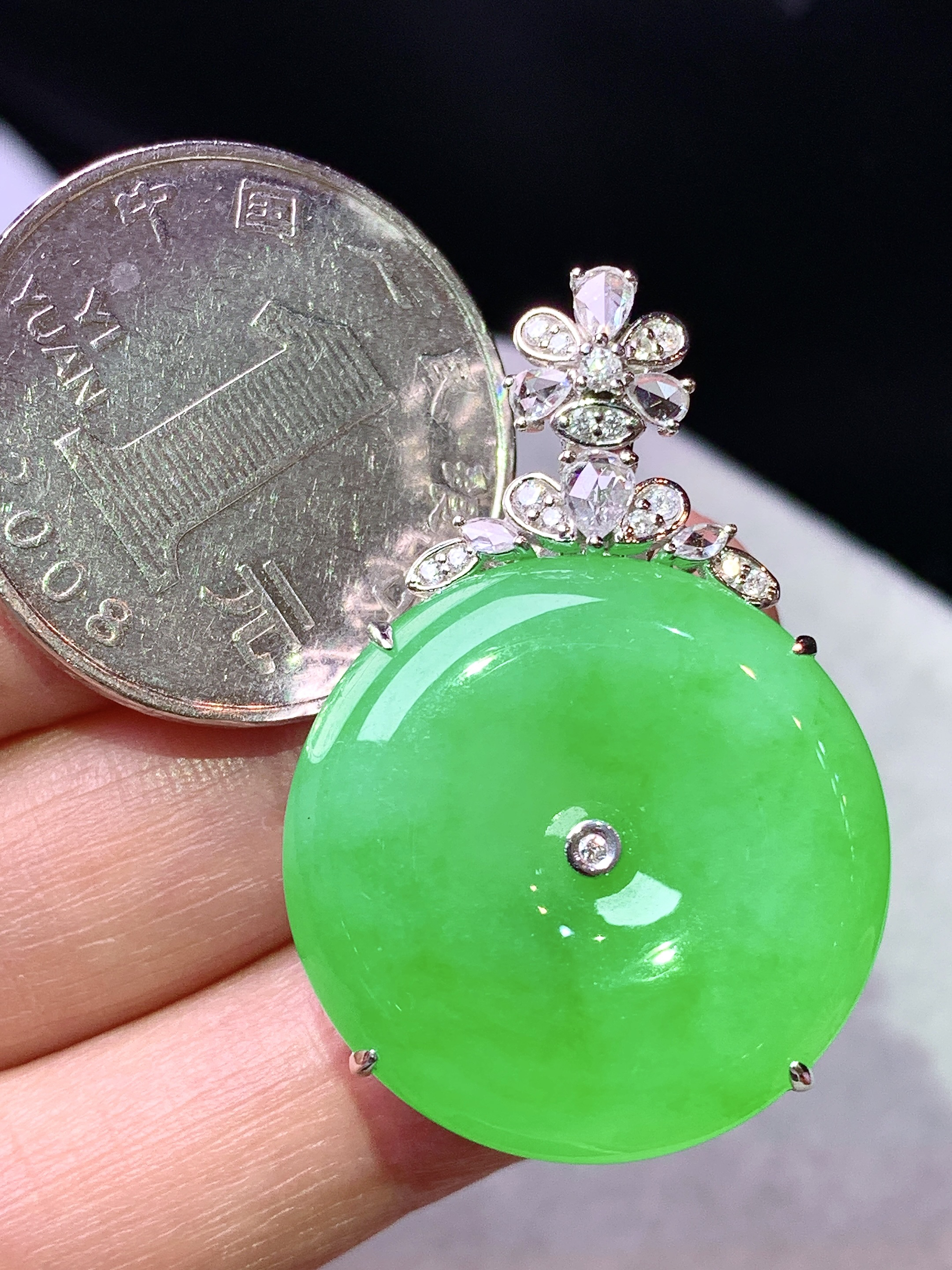 18k金钻镶嵌阳绿平安扣吊坠 玉质细腻 色泽艳丽清新 水润亮眼 整体尺寸35.8*24.2*9.5h2