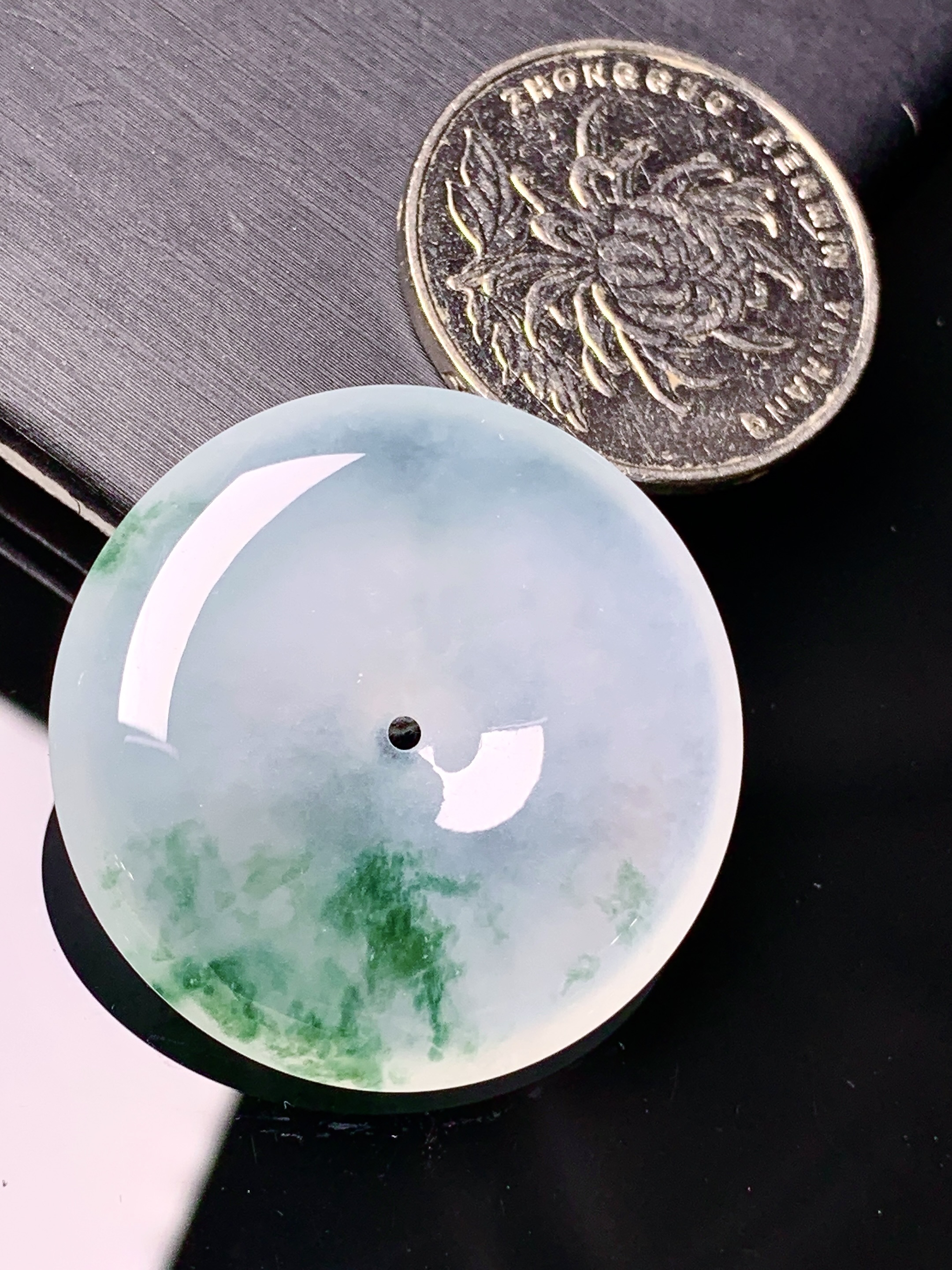 冰飘花平安扣吊坠 玉质细腻 色泽艳丽清新 水润亮眼 整体尺寸32*6.3x1