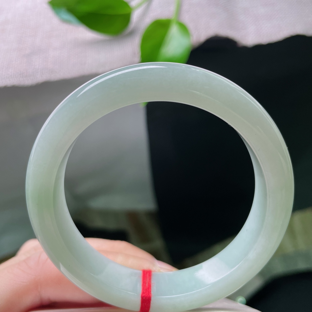 54.8/12.2/8.2，淡绿底正圈，清雅绝俗，质地温润细腻，素丽，一点皮纹，ss47934a