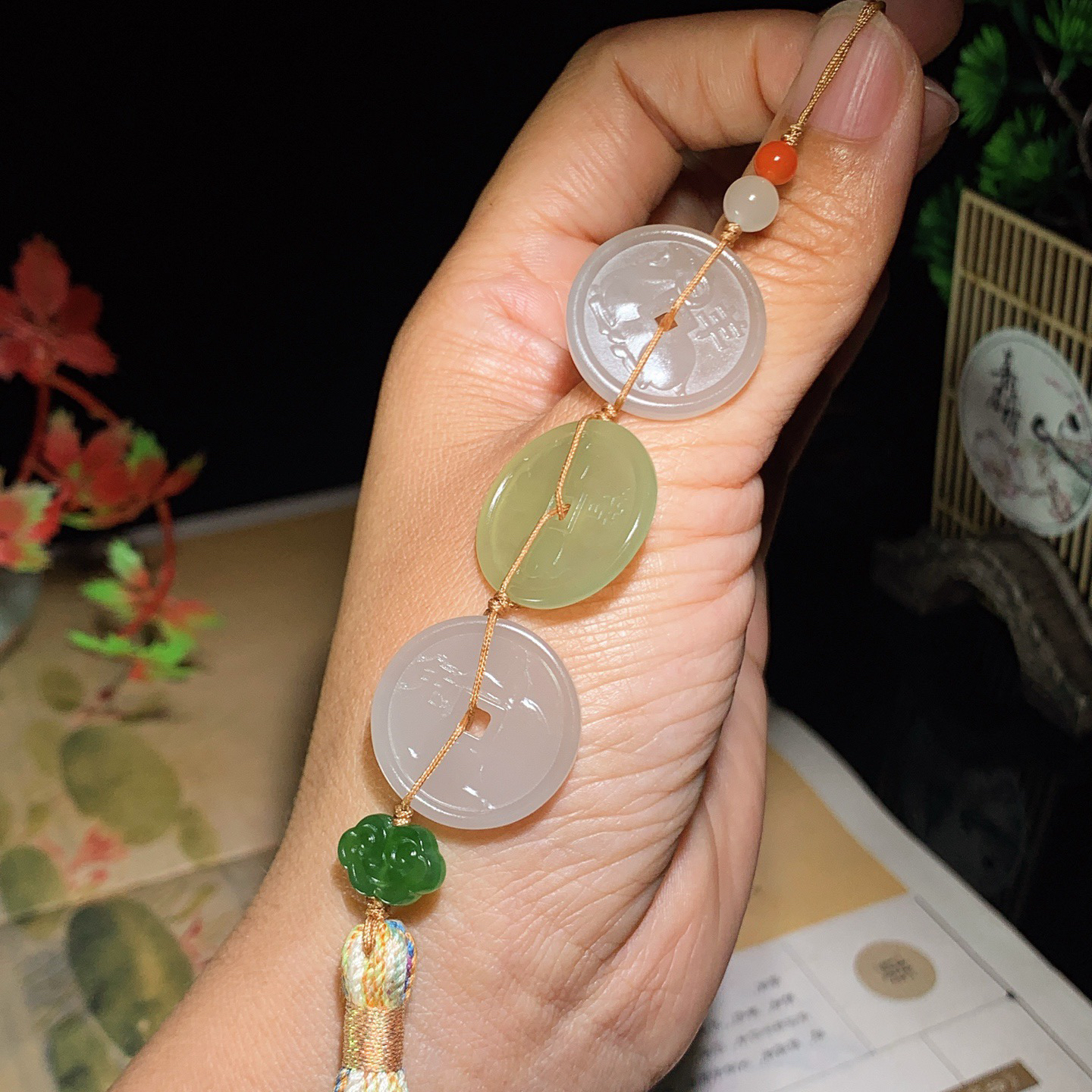 新疆和田玉多宝五帝钱车挂 尺寸22/3重10.5克。玉质细腻油润。手推出油。品相大气 lt26042