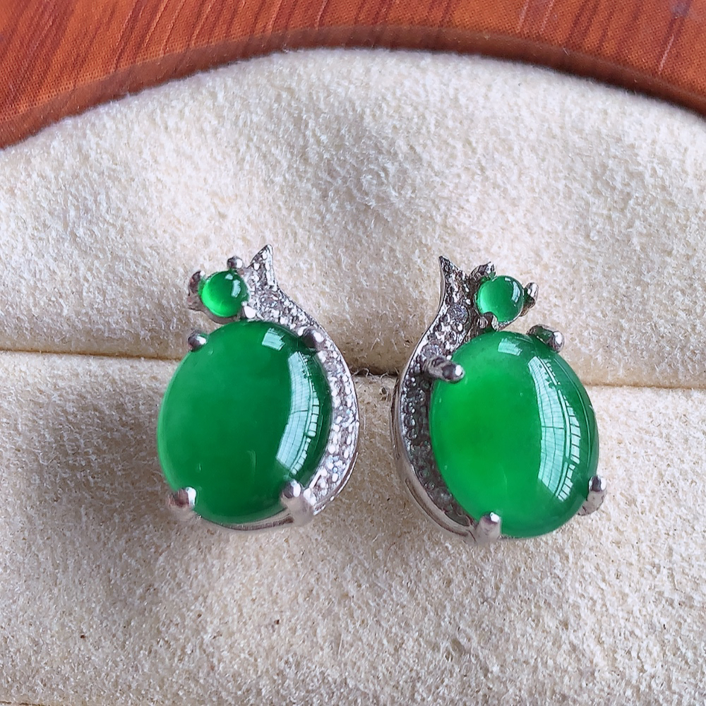冰润满绿翡翠925银镶嵌耳钉，自然光实拍，翠色灵动，颜色漂亮，种老水足，品相佳，佩戴佳品！W502.422取一整体尺寸：14.4-5.5mm  裸石尺寸：9.5-7.8mm
