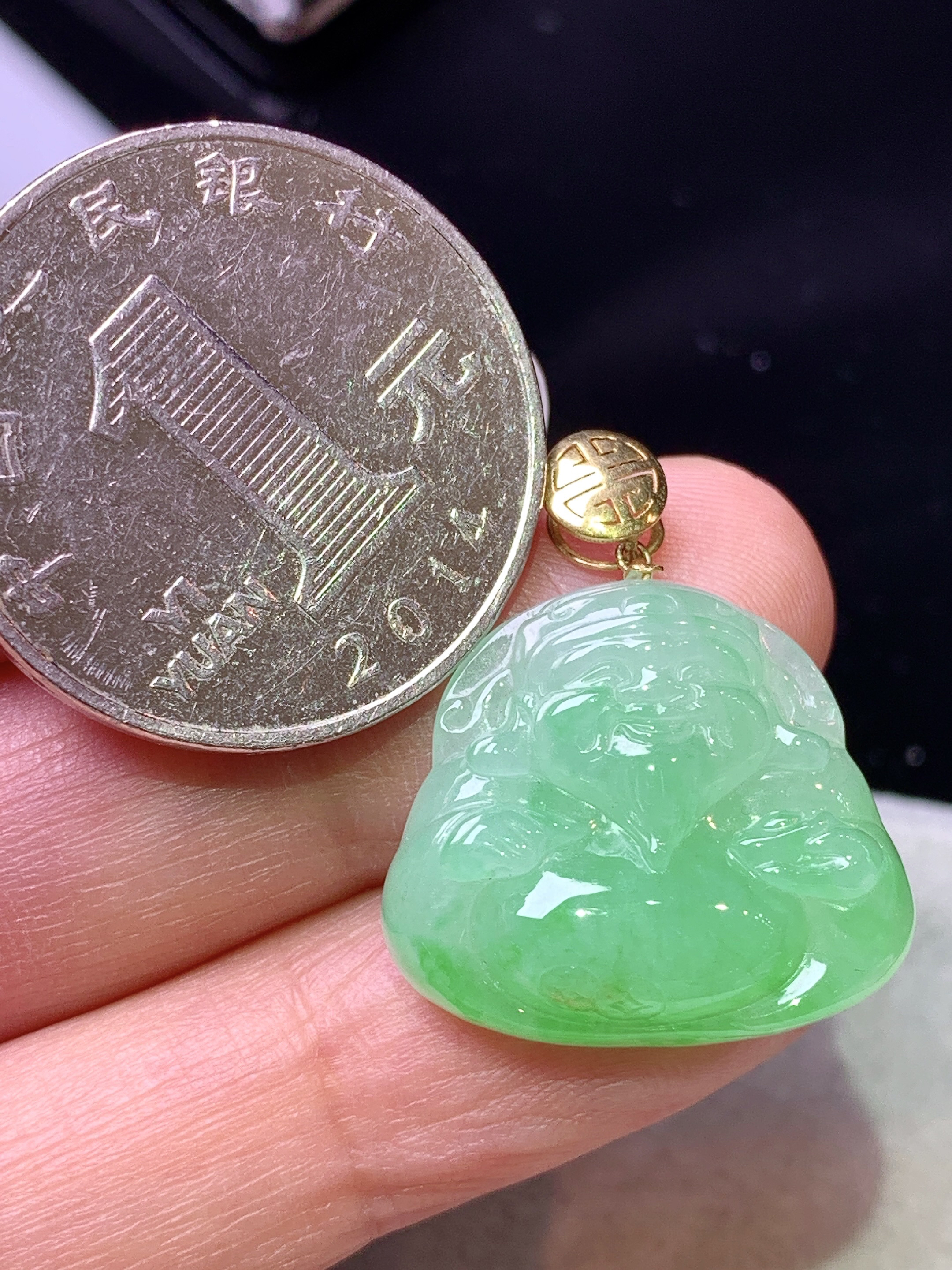 18k金镶嵌阳绿财神吊坠 玉质细腻 色泽艳丽清新 水润亮眼 整体尺寸25*21.2*5.8m1