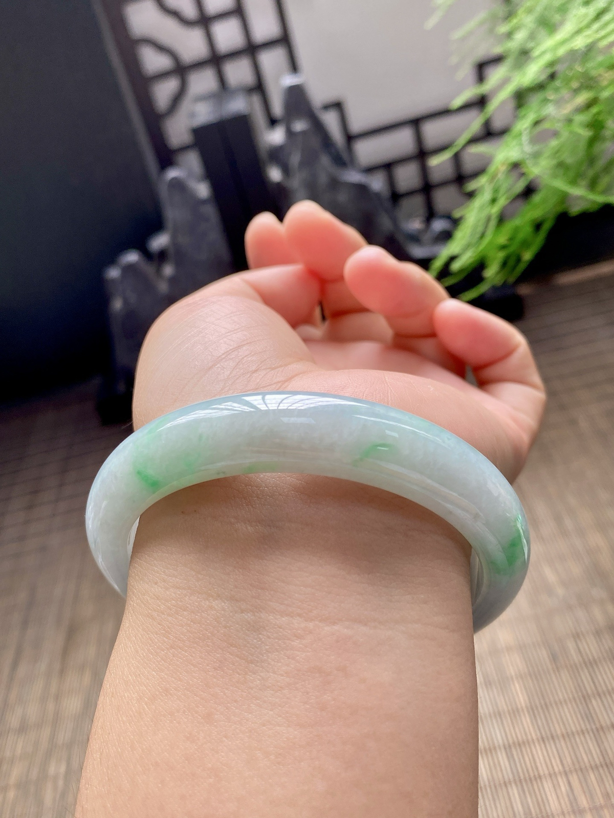 【果绿底飘绿手镯】
【尺寸】58.9-8-12