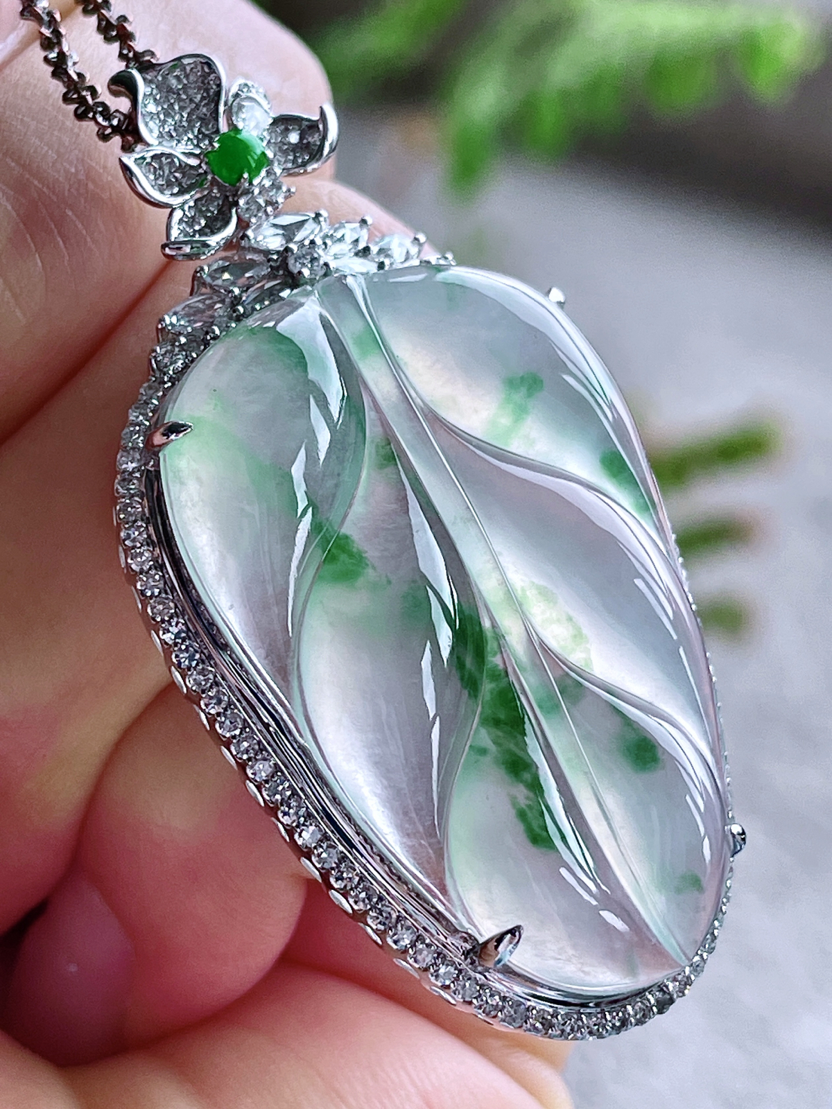 【镶嵌】高冰飘花树叶飘花大叶子吊坠  
【说明】缅料 18k金镶嵌 性价比高  
【整体】53.6-27.8-10
【裸石】37.5-24.5-5.8..