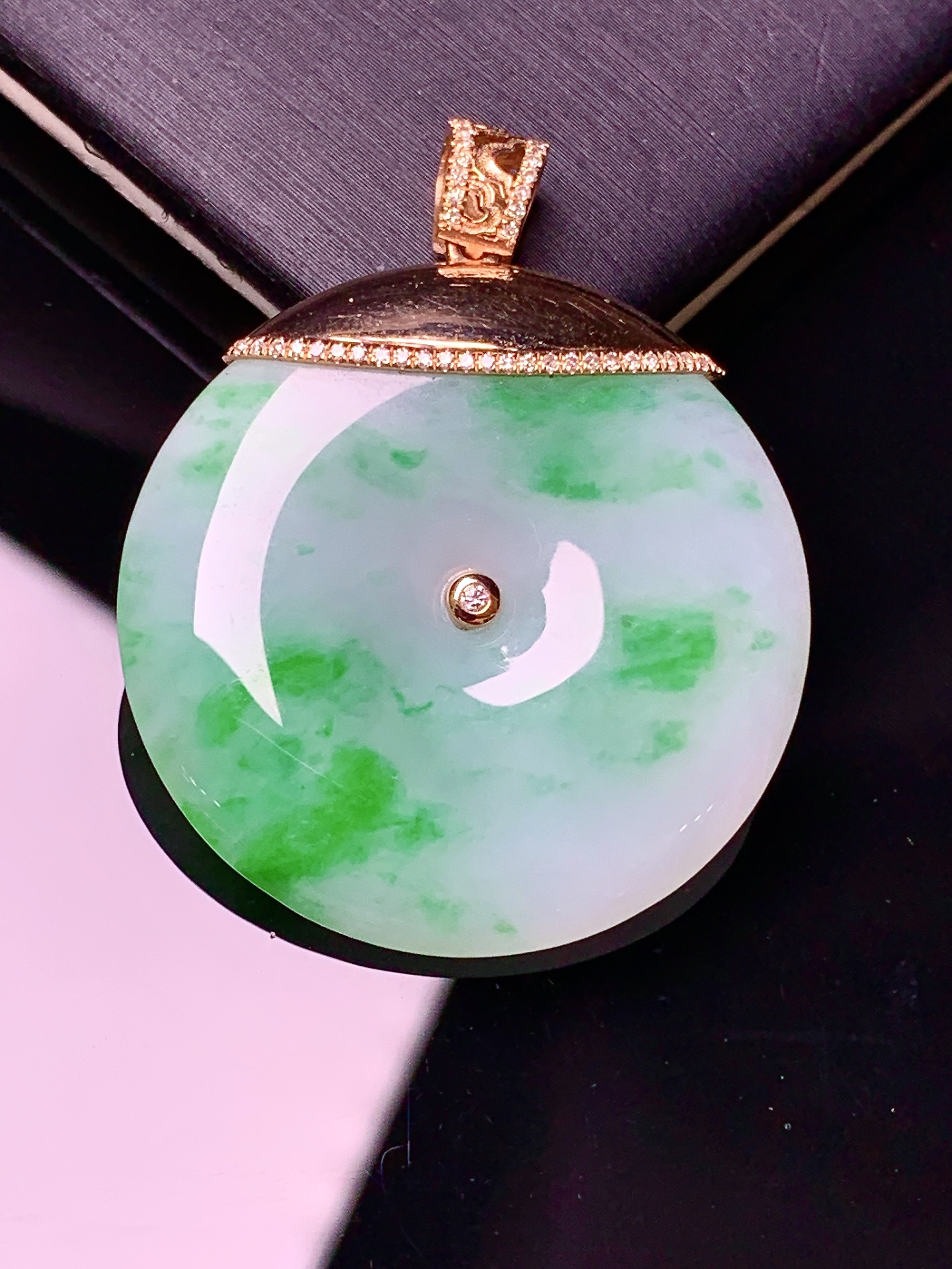 18k金钻镶嵌飘绿平安扣吊坠 玉质细腻 色泽艳丽清新 水润亮眼 整体尺寸37.8*30*5.2w1