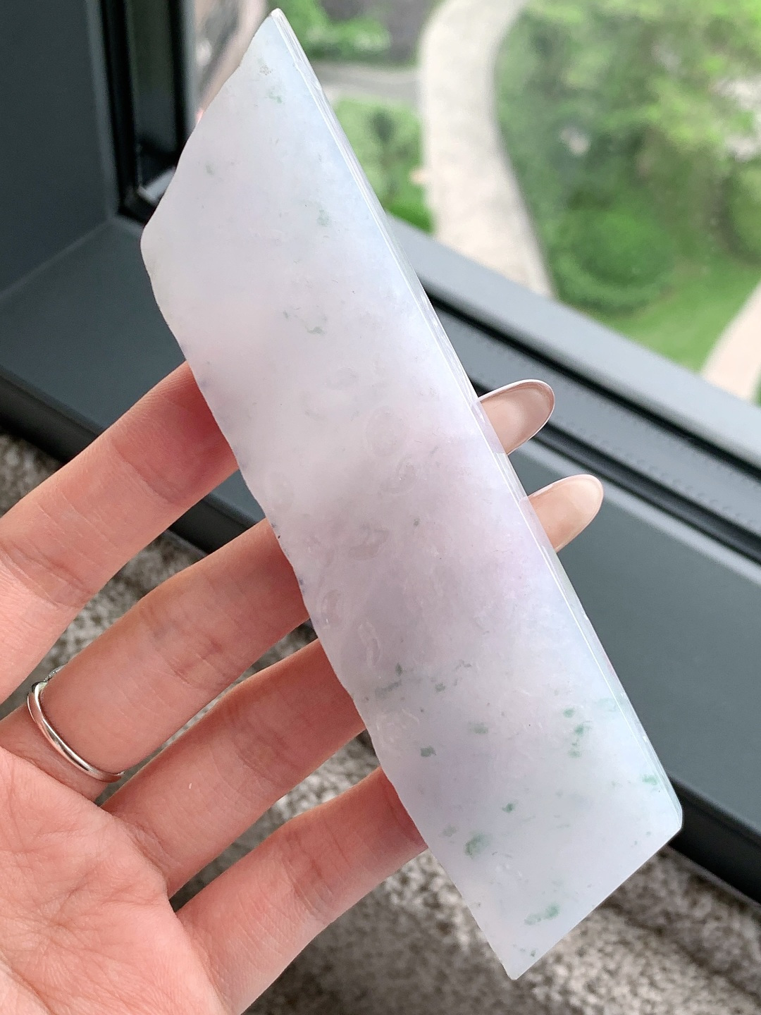 冰飘花/牌子料/片料/板料/特色料，可做牌子、人物、山水、动物、花件……等推荐参考，133-32.4-6.7，78克，材料优选，轻烟凝润铺清色，碎翠零星点玉光，这块冰润飘花翡翠片料，底色素净莹润、似月光凝脂般细腻温婉，鲜灵翠花随性散落、灵动鲜活意境悠然玉质细腻紧实、水头清亮通透，胶感柔和温润，经精工随形巧琢，可打磨为简约平安无事牌、写意山水牌、清雅禅意挂件等各类雅致佳作，清润底色寓意心境澄澈安宁、一生平顺安稳，点点翠色承载生机盎然、福气源源不绝气质干净脱俗，上手百搭雅致，长久佩戴更可护佑万事顺遂、福运常伴、前路明朗无忧。