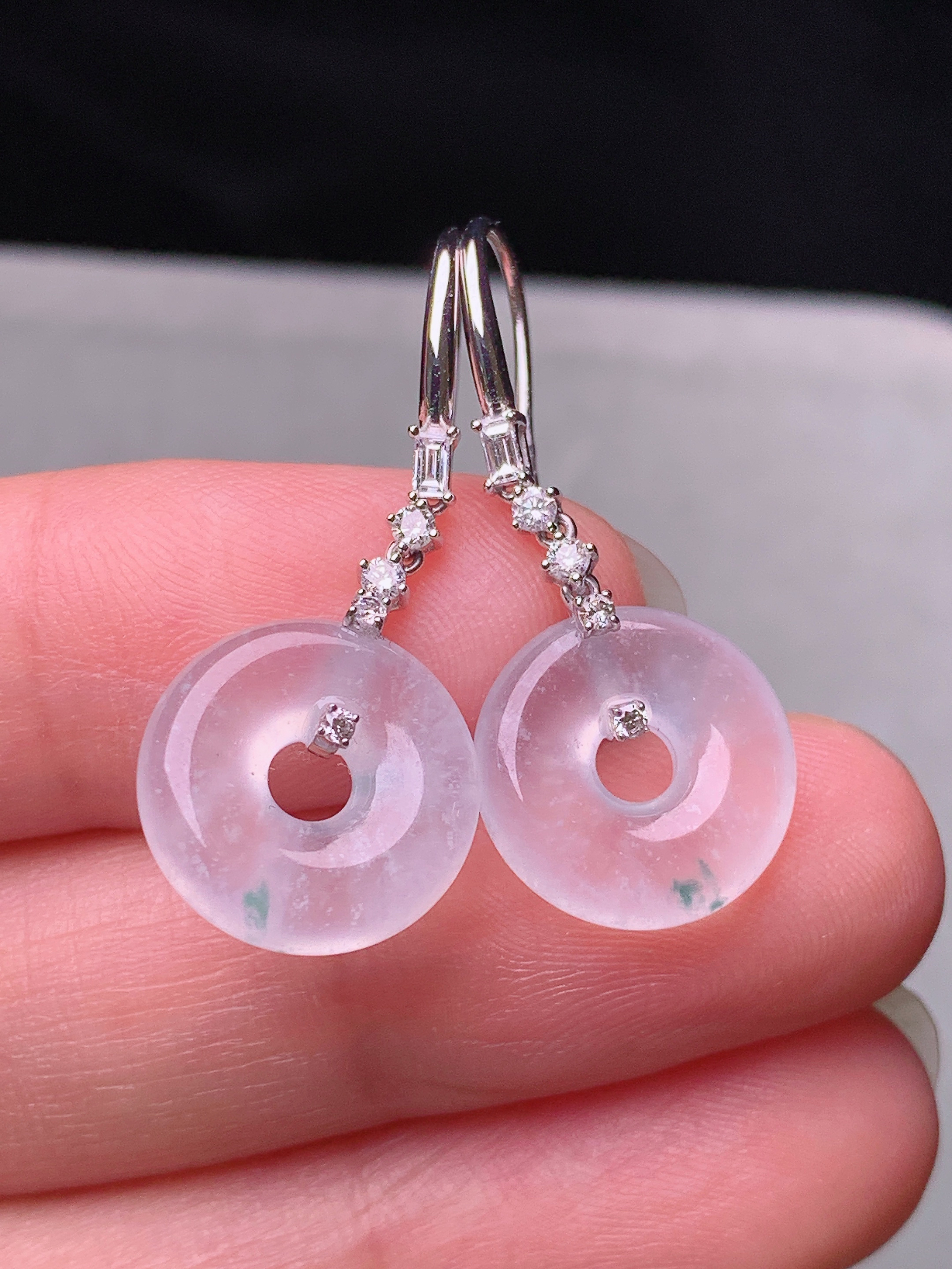 18k金钻镶嵌冰种平安环耳坠 玉质细腻 色泽艳丽清新 水润亮眼 整体尺寸29.3*12.6*3.8m5