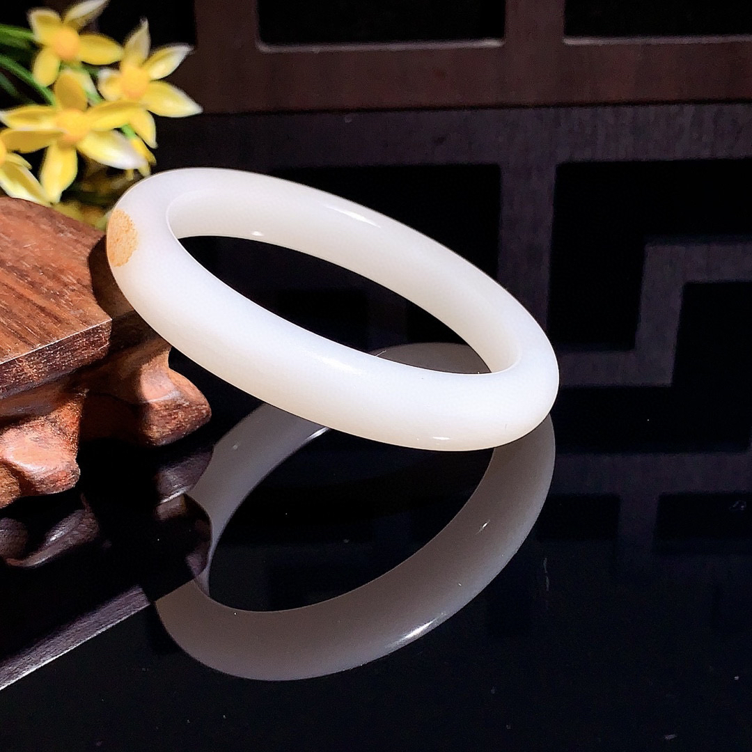 和田玉54圈羊脂白手镯！枣红皮手镯，玉质细腻油润 底色纯净 无裂无杂 脂粉好，品质高。