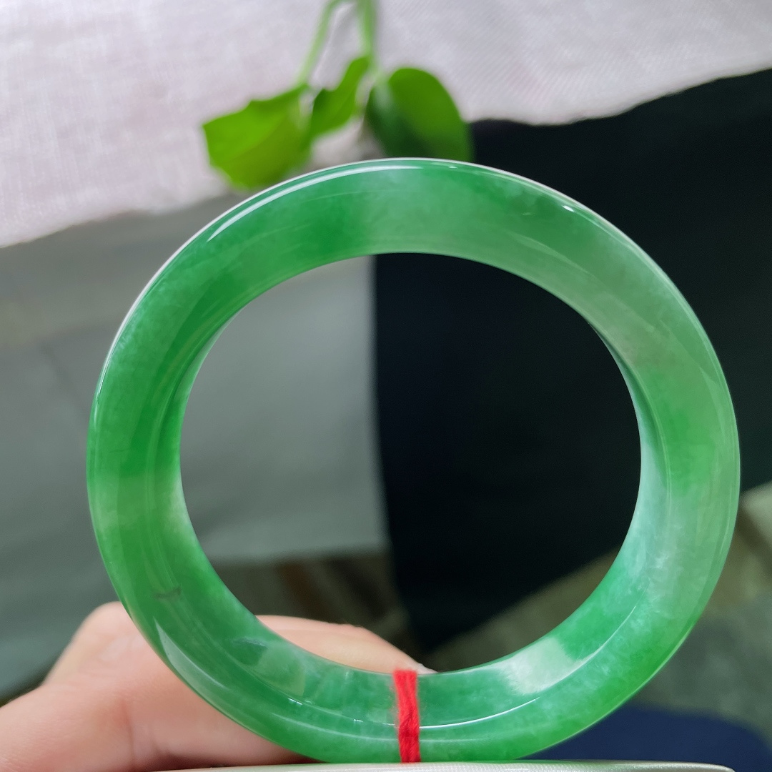 52.6/11.2/8.5，满绿正圈，青翠欲滴，是雨后初霁的远山，绿意绵延，皮纹，无裂，ss51703a