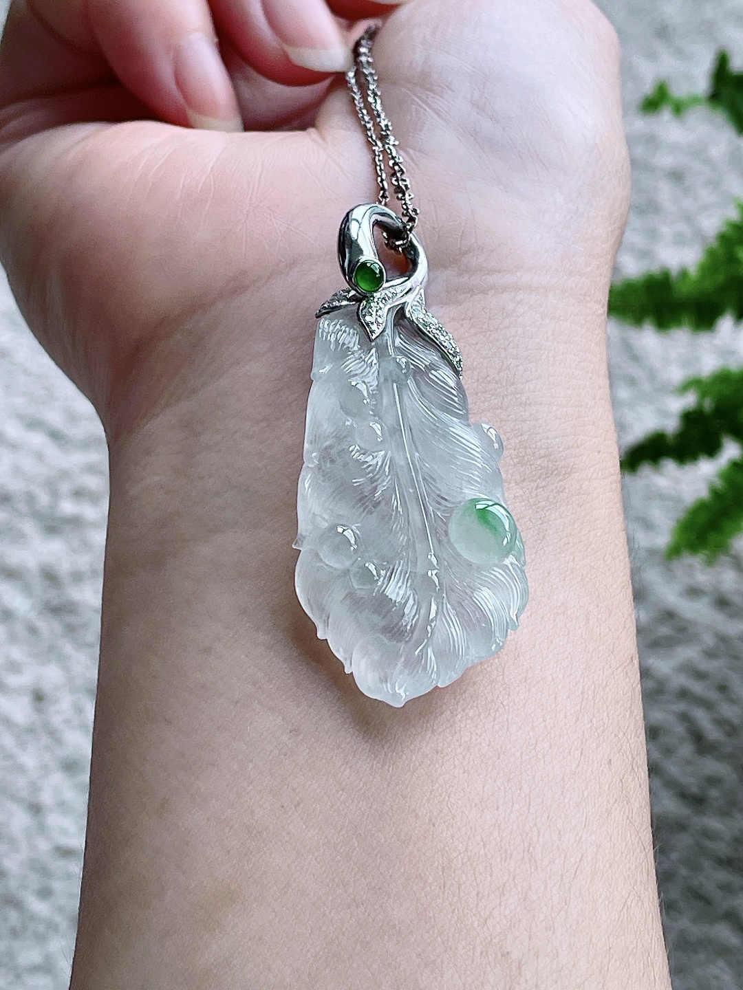 【镶嵌】冰飘花叶子大树叶吊坠  【说明】缅甸 18k金镶嵌 无裂 性比高  【整体】56.8  【