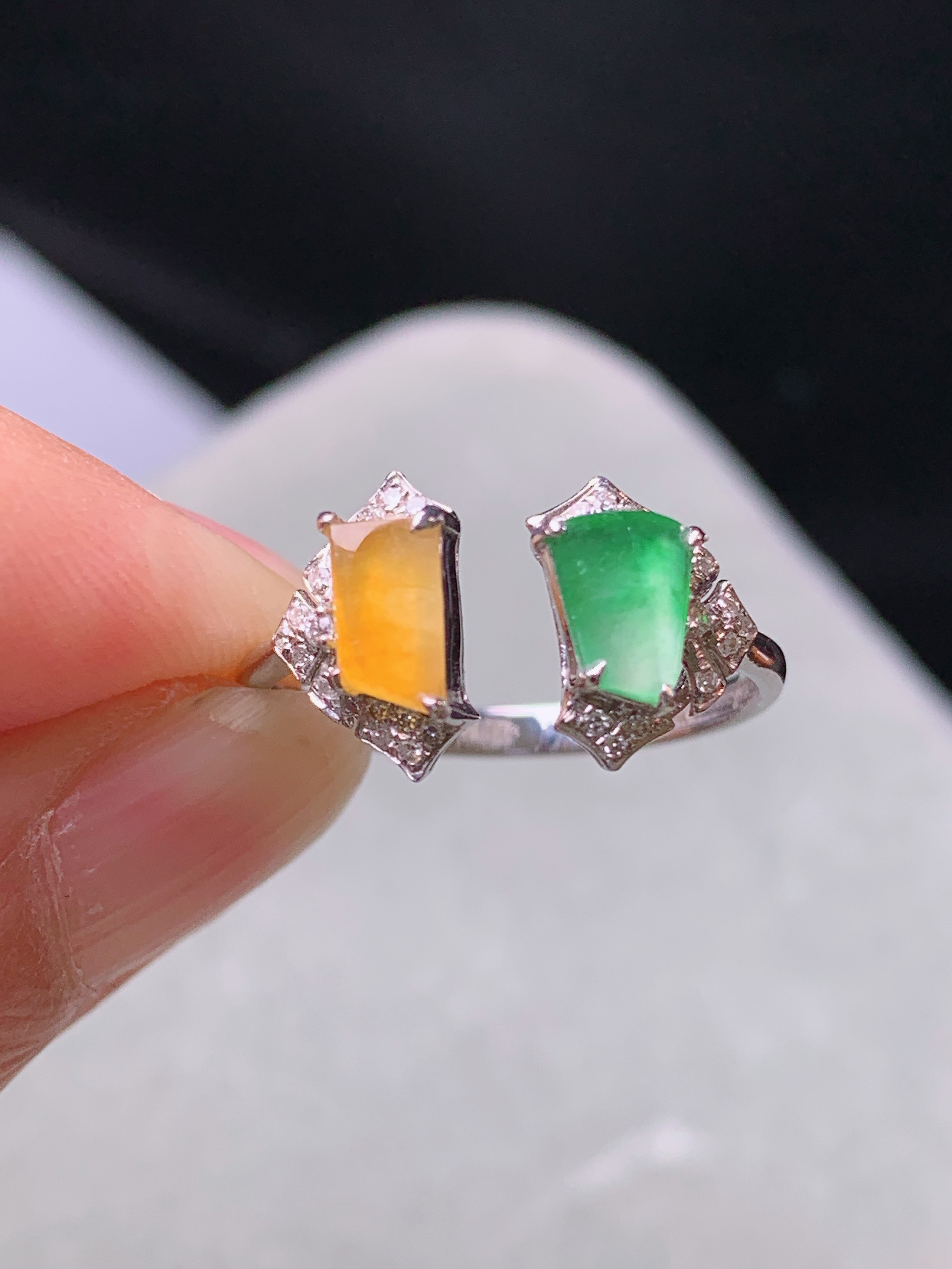 18k金钻镶嵌冰黄绿随形组合戒指 玉质细腻 色泽艳丽清新 水润亮眼 圈口14.5 裸石尺寸6*4.5