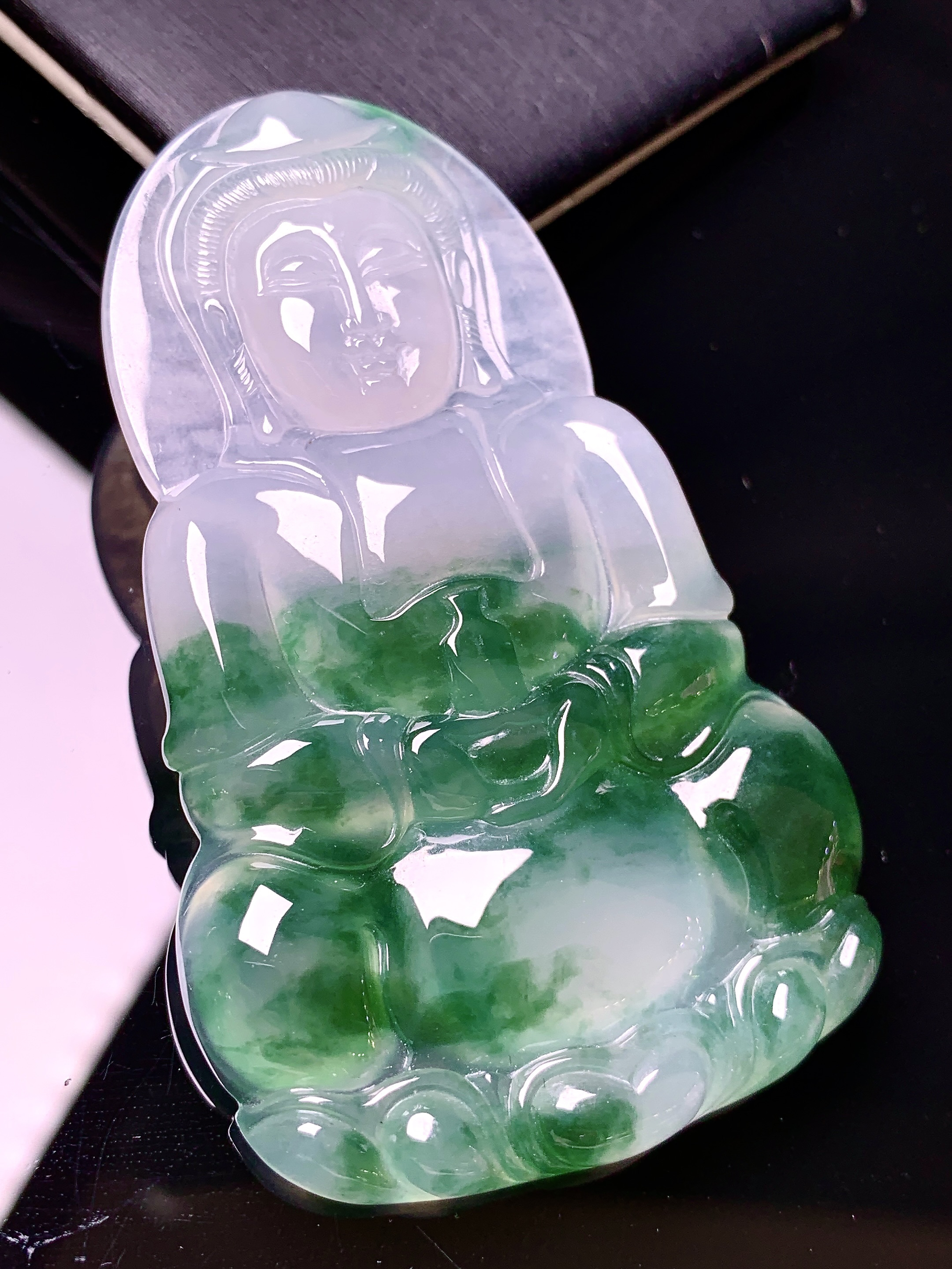 飘绿观音菩萨吊坠 玉质细腻 色泽艳丽清新 水润亮眼 整体尺寸69.3*43.3*6.3c1