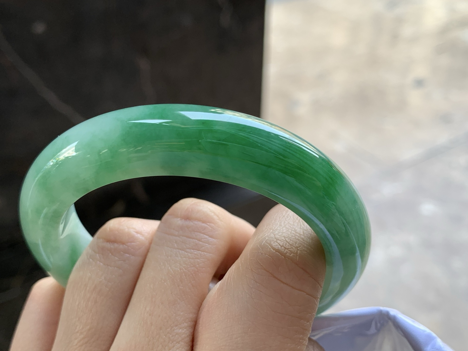 55-12.9-9.5

浓绿色手镯^_^颜色鲜艳 玉质温润