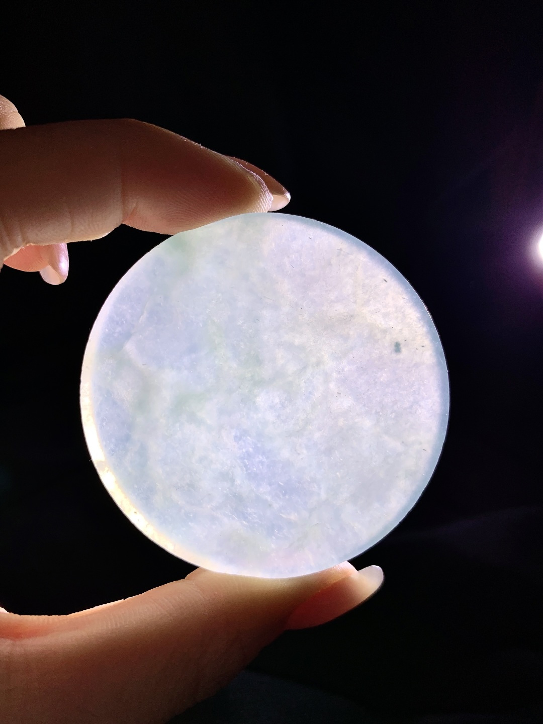 ️冰飘花/牌子料/片料/镯心料/特色料可做牌子、人物、山水、动物、花件……等推荐参考54.3-6.652.6克材料优选冰底浮花凝紫气，圆融方寸蕴清光。如月下澄潭，冰底漾开几缕紫韵与翠影，似雾散烟轻，晕染出朦胧的春日光景。圆融的镯心，像一枚凝固的清辉，莹润通透间，藏着自然的灵秀与禅意的安宁，观之如沐春风，心自澄明。