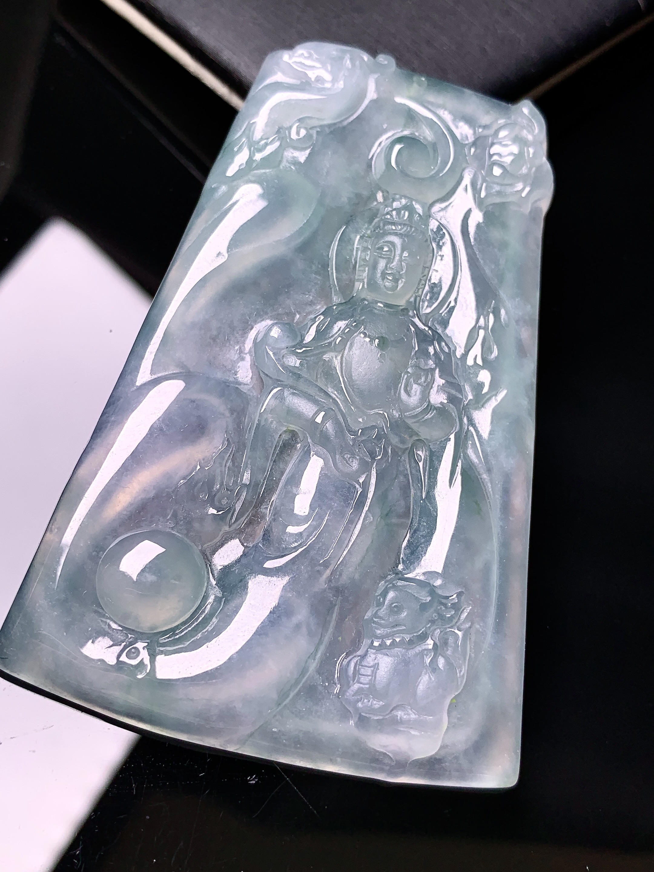 冰种观音菩萨吊坠 玉质细腻 色泽艳丽清新 水润亮眼 整体尺寸67*44.5*5h3