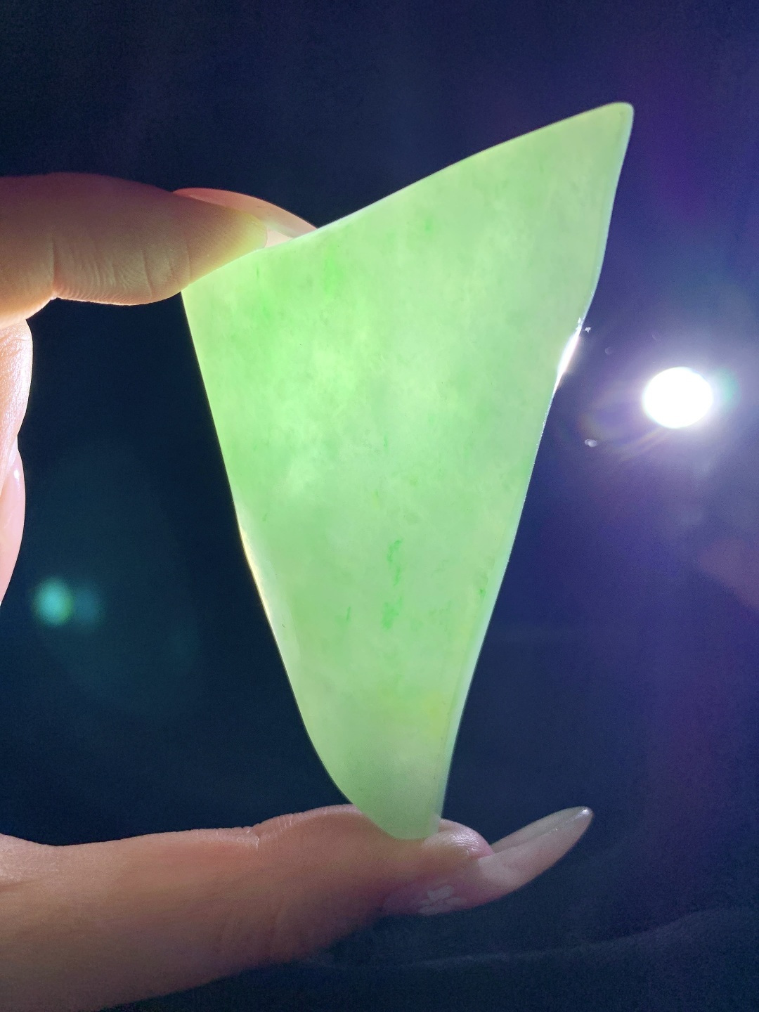 飘绿花/牌子料/片料/板料/特色料，可做牌子、人物、山水、动物、花件……等推荐参考，77.3-55-6.8，49克，烟青漫染春山色，柔翠轻铺玉骨温，这块冰润飘绿翡翠随形片料，底色清润通透、如春水漾漾般柔和匀净，鲜灵翠色如烟云晕染、丝丝缕缕灵动铺散，玉质细腻油润、水头莹亮饱满，肌理温润细腻，稍加匠心俏色巧雕，便可随形打磨为山水意境牌、自在禅佛、清雅花鸟等别致挂件，漫染翠意寓意生机盎然、前程舒展顺遂，温润玉底象征心境安然、福气绵长绵延自带清逸悠然的温婉气韵，佩戴之间衬得气质清雅脱俗，亦护佑一生安稳无忧、福禄常伴、万事称心明朗。