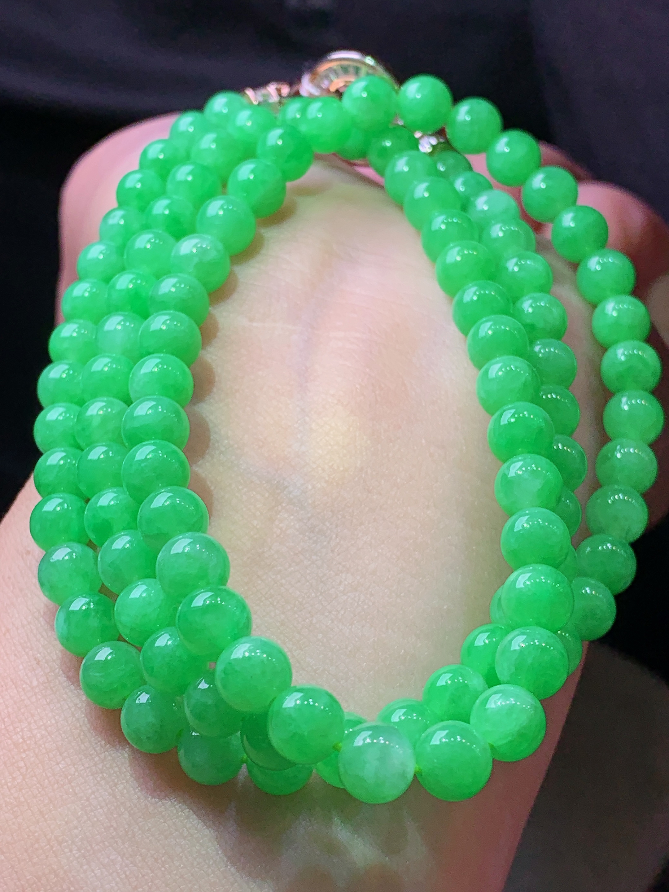 冰阳绿圆珠项链 玉质细腻 色泽艳丽清新 水润亮眼 整体尺寸5.8h3
