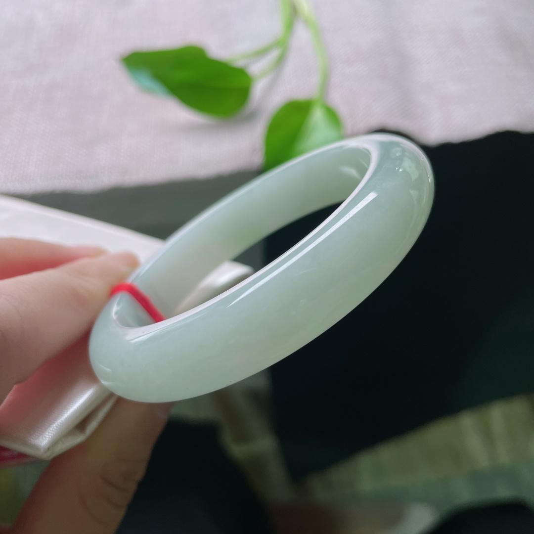 54.8/12.2/8.2，淡绿底正圈，清雅绝俗，质地温润细腻，素丽，一点皮纹，ss47934a