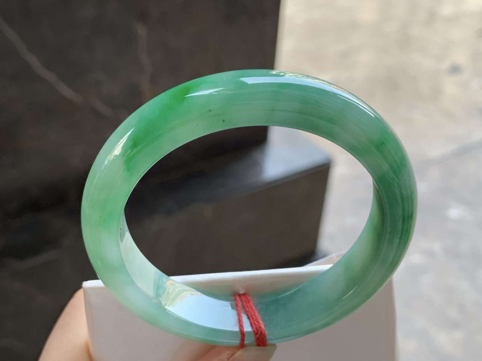 55-12.4-8.3

带色手镯^_^鲜艳 玉质温润透