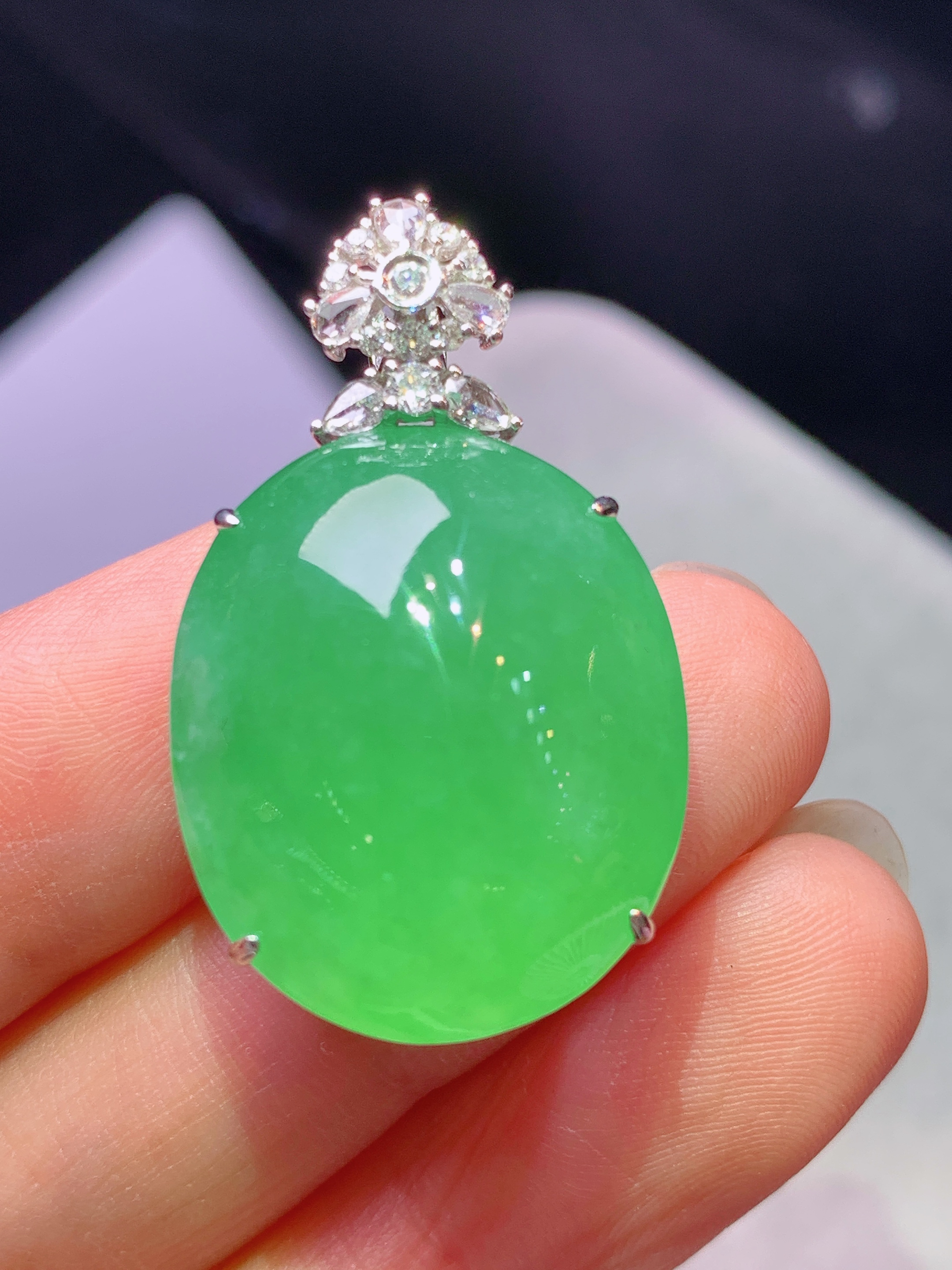 18k金钻镶嵌冰阳绿蛋面吊坠 玉质细腻 色泽艳丽清新 水润亮眼 整体尺寸32.2*19*13.3f1