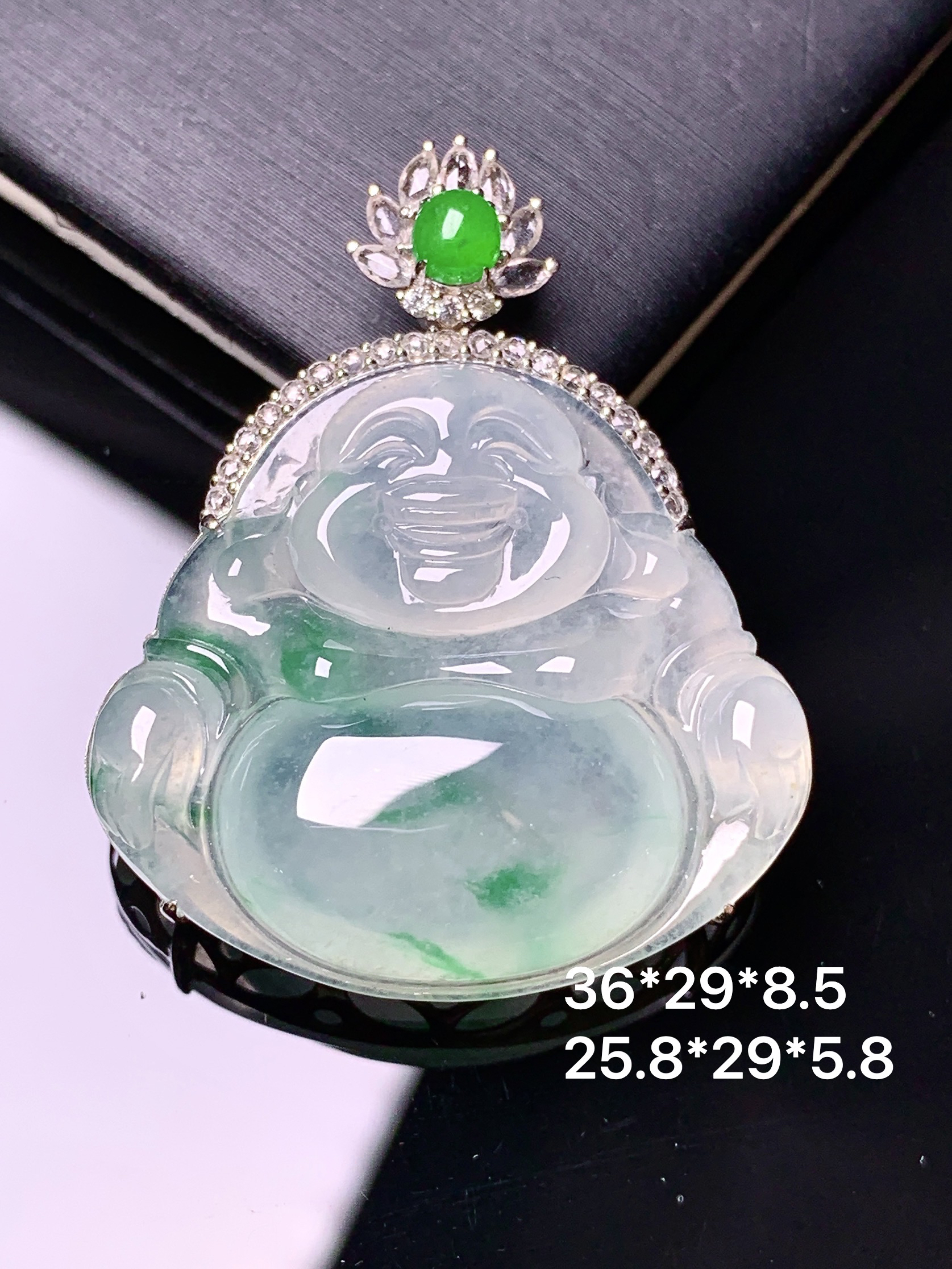 18k金钻镶嵌冰飘绿佛公吊坠 玉质细腻 色泽艳丽清新 水润亮眼 整体尺寸36*29*8.5a2