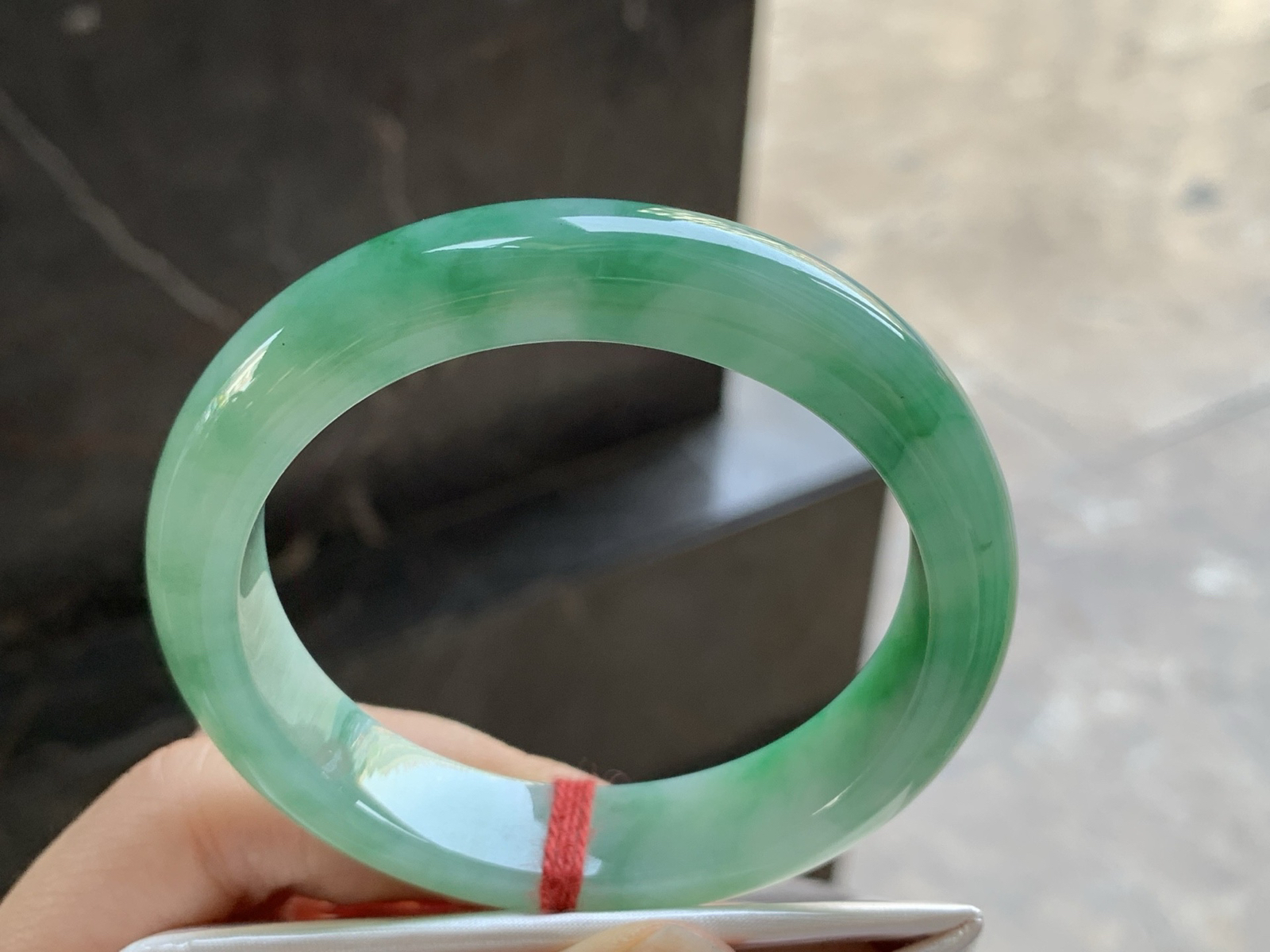 55-12.4-8.3

带色手镯^_^鲜艳 玉质温润透