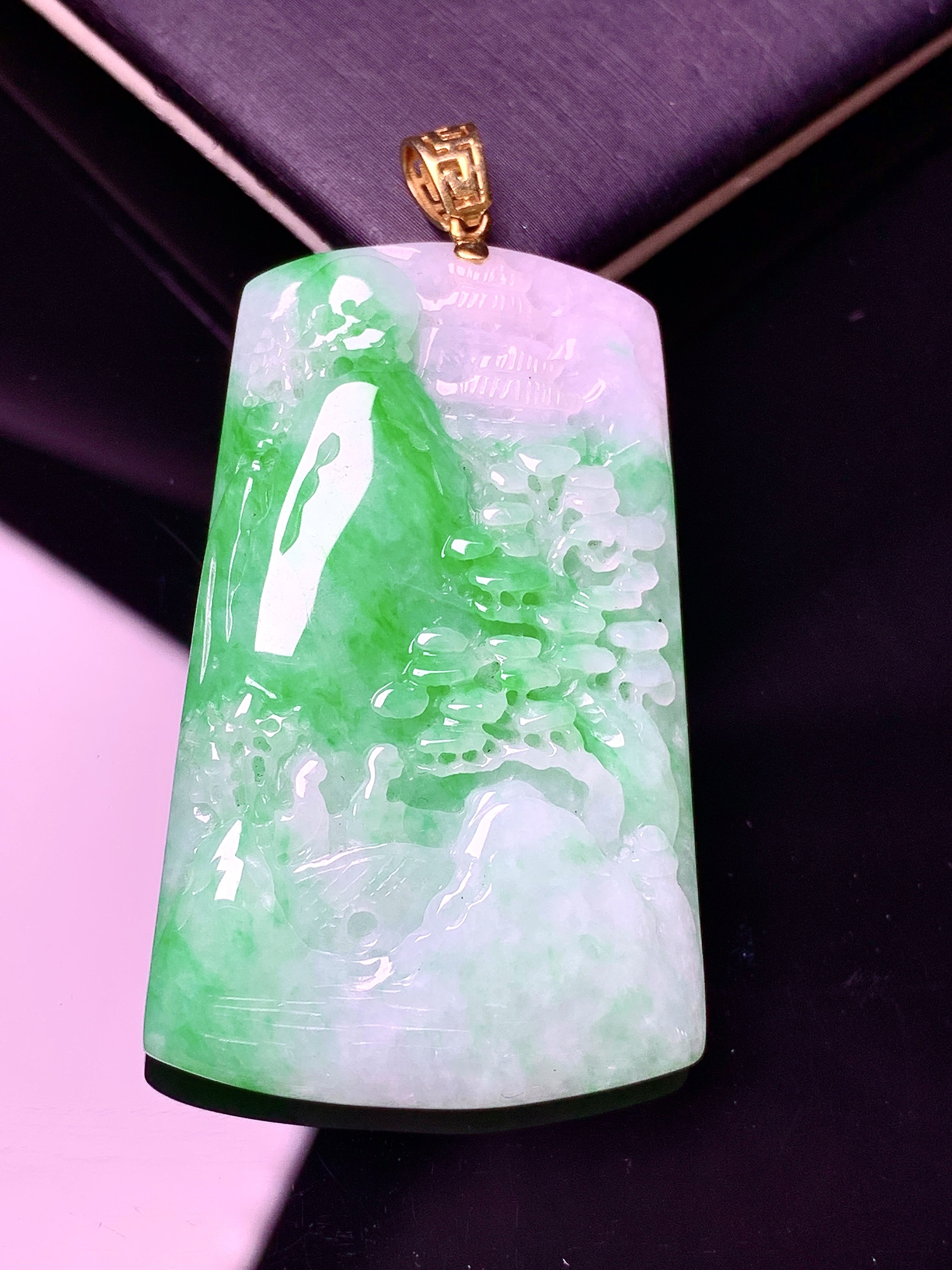 18k金镶嵌飘绿山水牌子吊坠 玉质细腻 色泽艳丽清新 水润亮眼 整体尺寸52*27.5*5.6w1