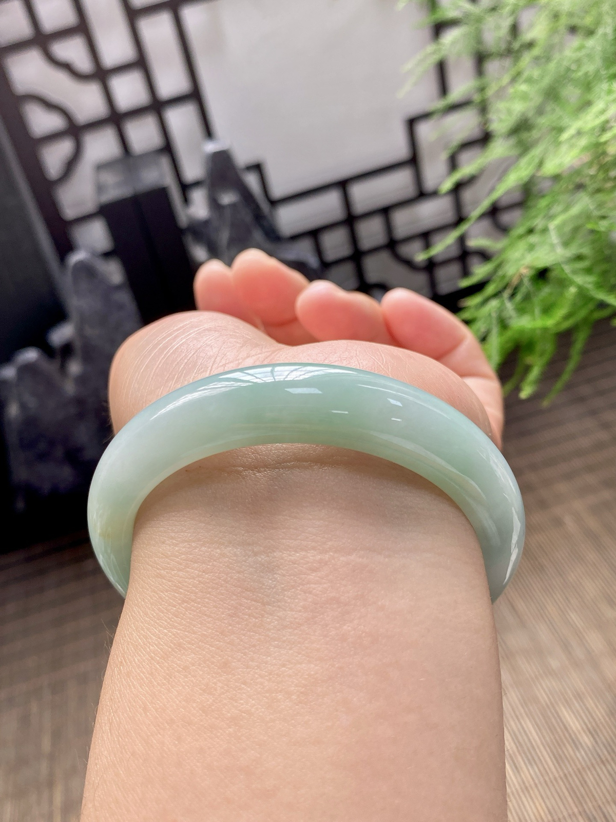 【睛水底淡绿色手镯】
【尺寸】54.7-8-12