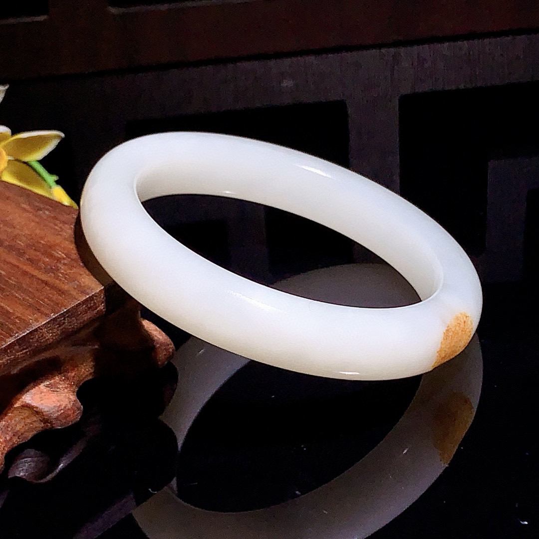 和田玉56圈口羊脂白手镯！枣红皮手镯，玉质细腻油润 底色纯净 无裂无杂 脂粉好，品质高。