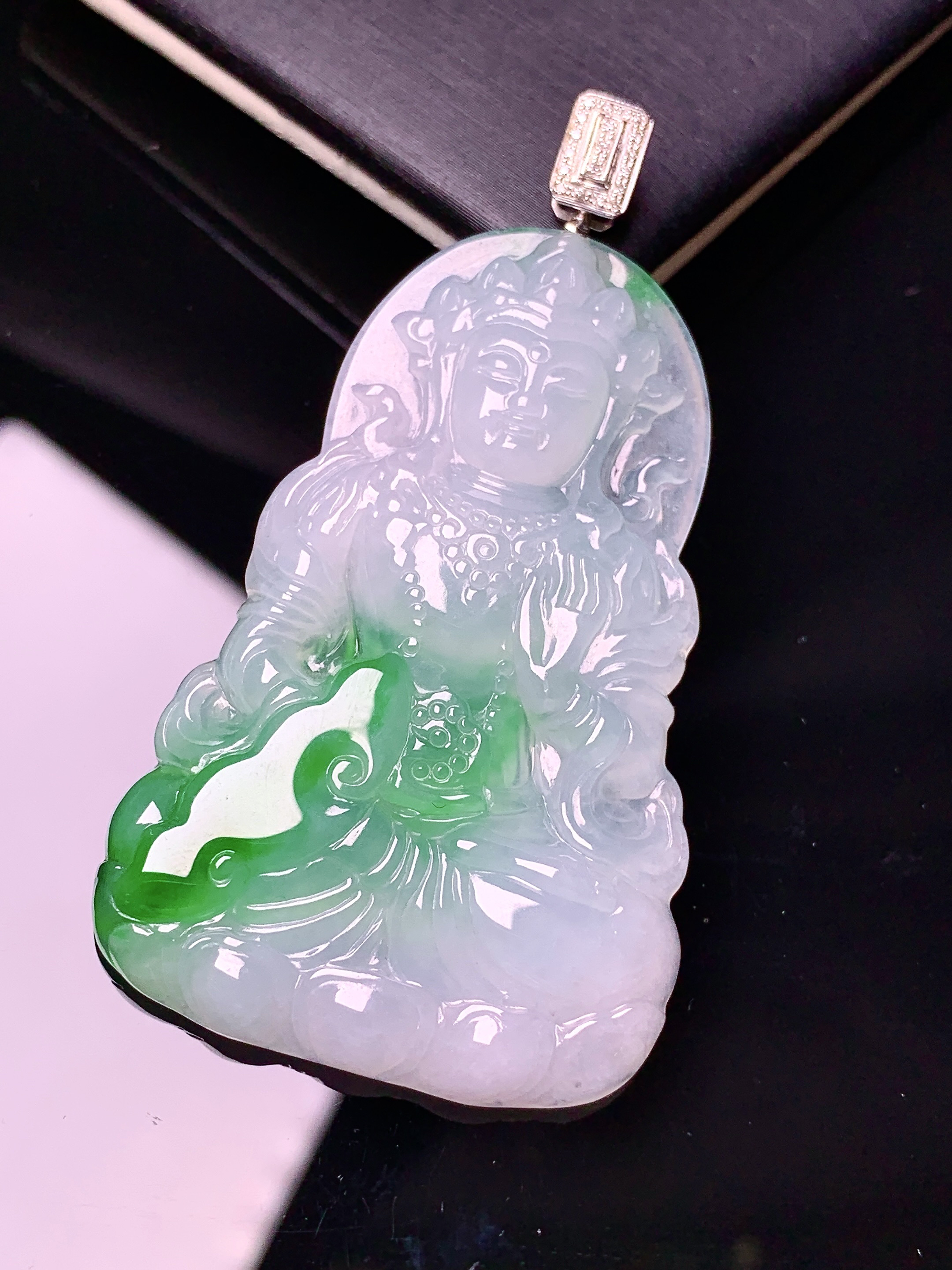 18k金钻镶嵌飘绿度母观音菩萨吊坠 玉质细腻 色泽艳丽清新 水润亮眼 整体尺寸58.8*32*5.2