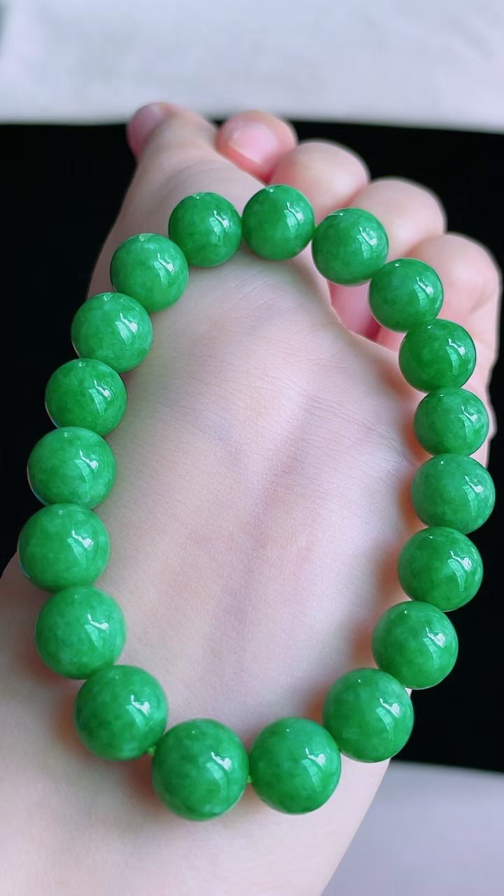 【翡翠名称】老坑种辣阳绿圆珠手串
【翡翠尺寸】珠子平均10.6mm/颗
【翡翠描述】宝贝种老水足，玉