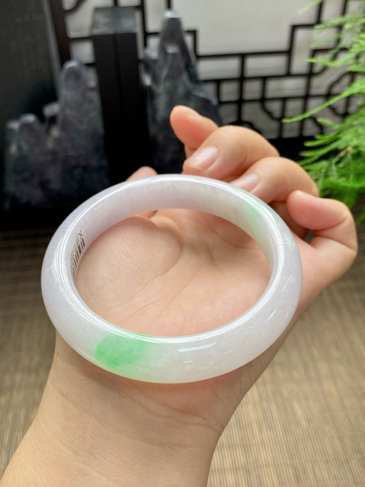 【春彩手镯】

【尺寸】57.5-8-12