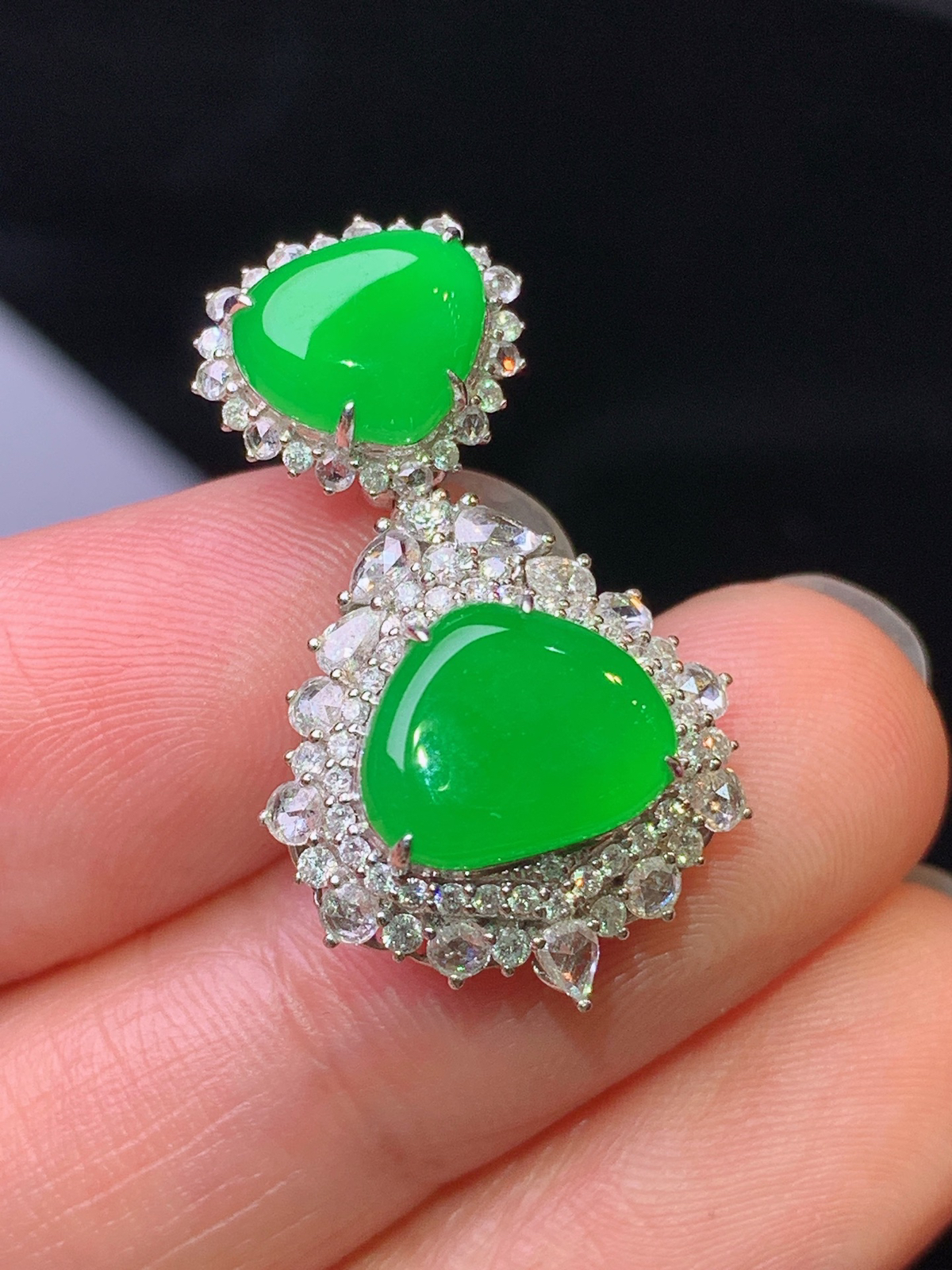 18k金钻镶嵌满绿心形吊坠 玉质细腻 色泽艳丽清新 整体尺寸27.5*16.2*9.7