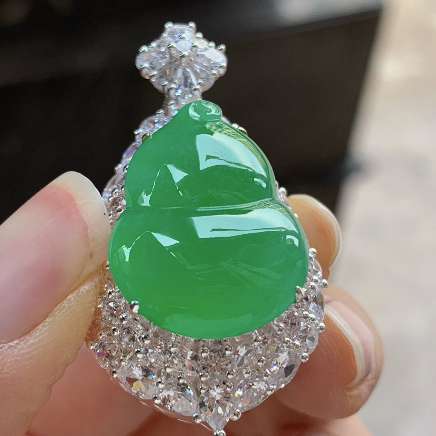 铜托镶嵌 阳绿色葫芦^_^色阳 饱满 种色好