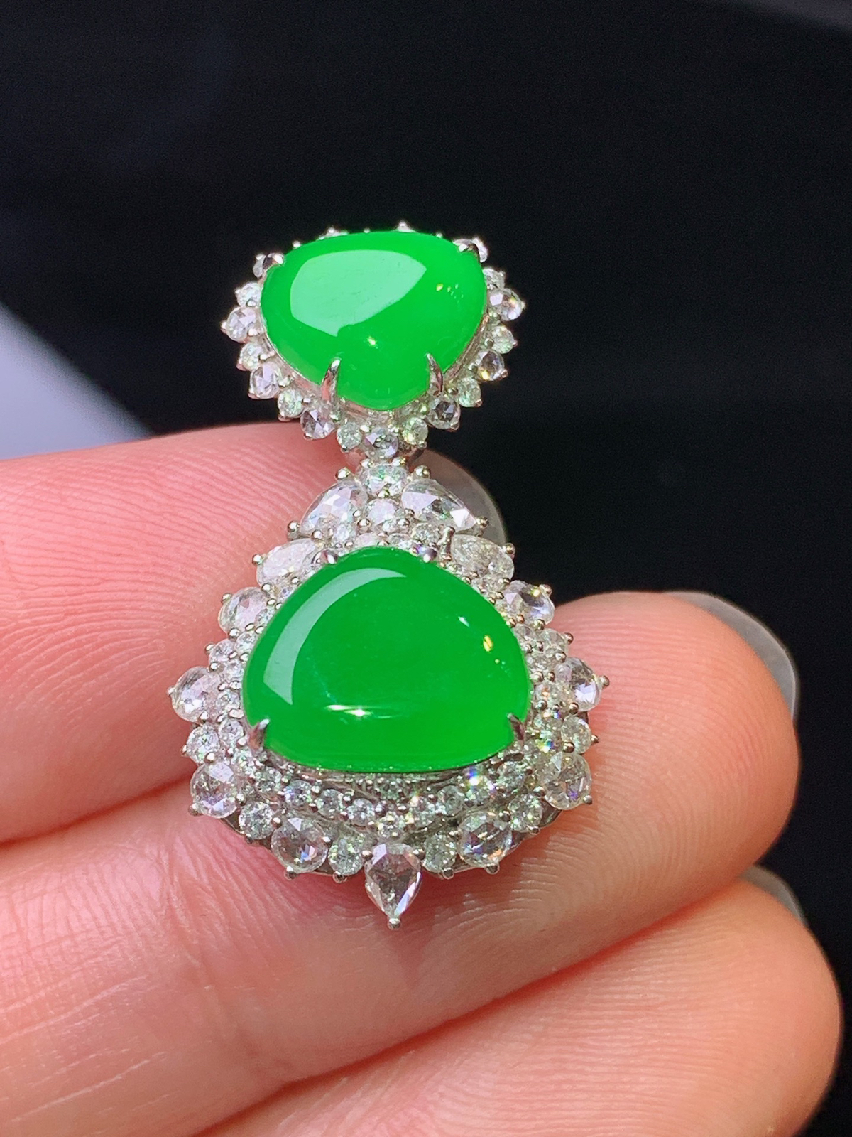 18k金钻镶嵌满绿心形吊坠 玉质细腻 色泽艳丽清新 整体尺寸27.5*16.2*9.7