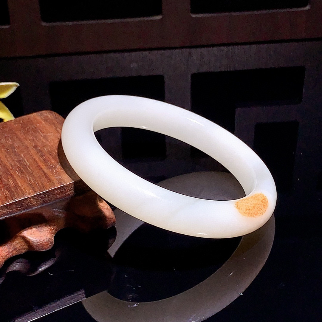 和田玉58圈羊脂白手镯！枣红皮手镯，玉质细腻油润 底色纯净 无裂无杂 脂粉好，品质高。