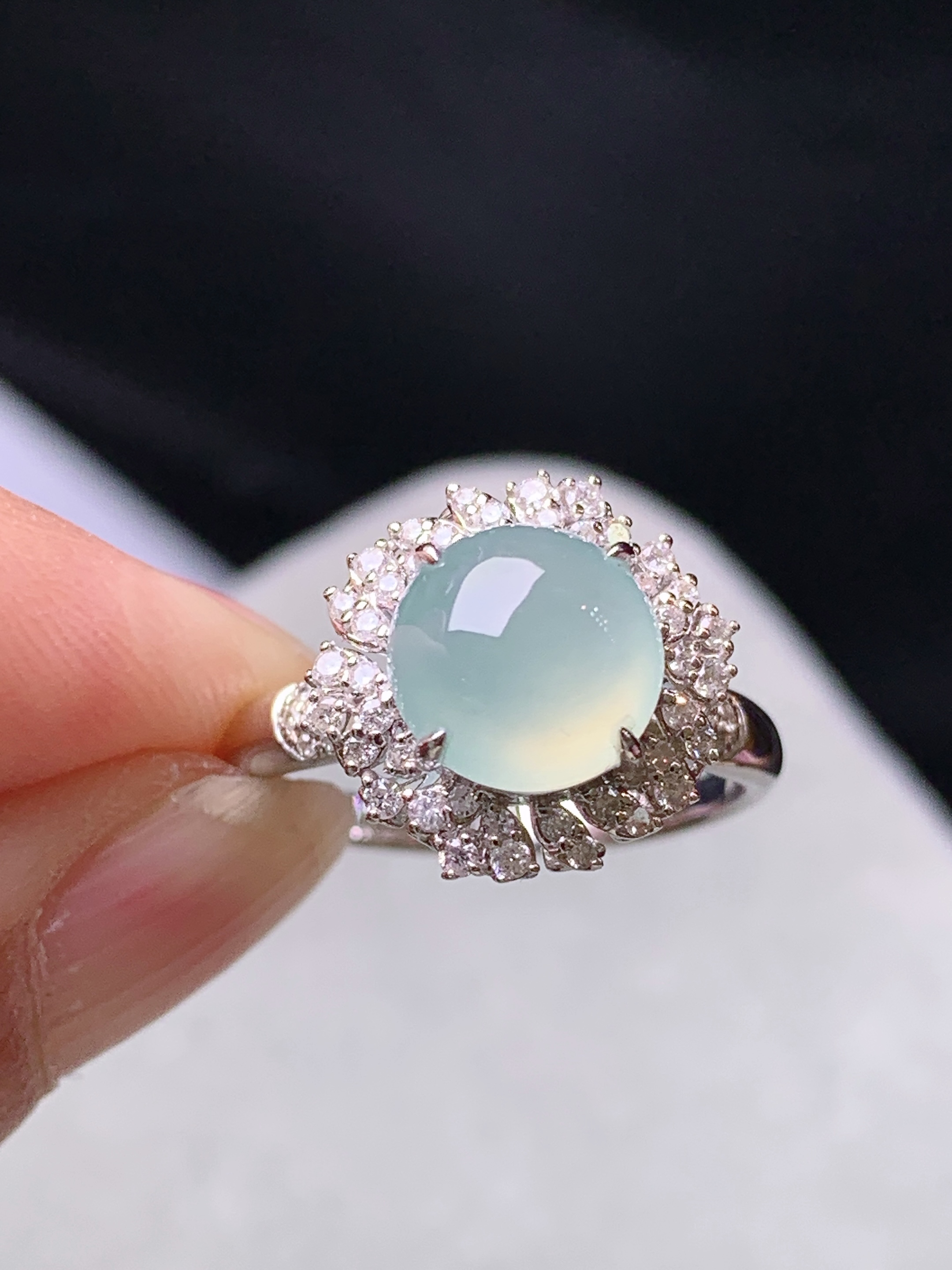 18k金钻镶嵌冰种晴底戒指 玉质细腻 色泽艳丽清新 水润亮眼 圈口14 整体尺寸13.5*12.8*